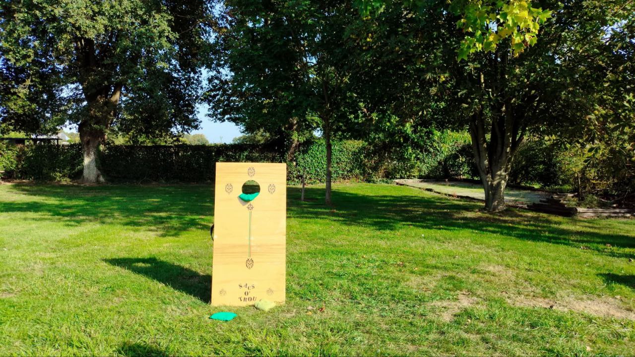 Jeu en bois le sac à trou