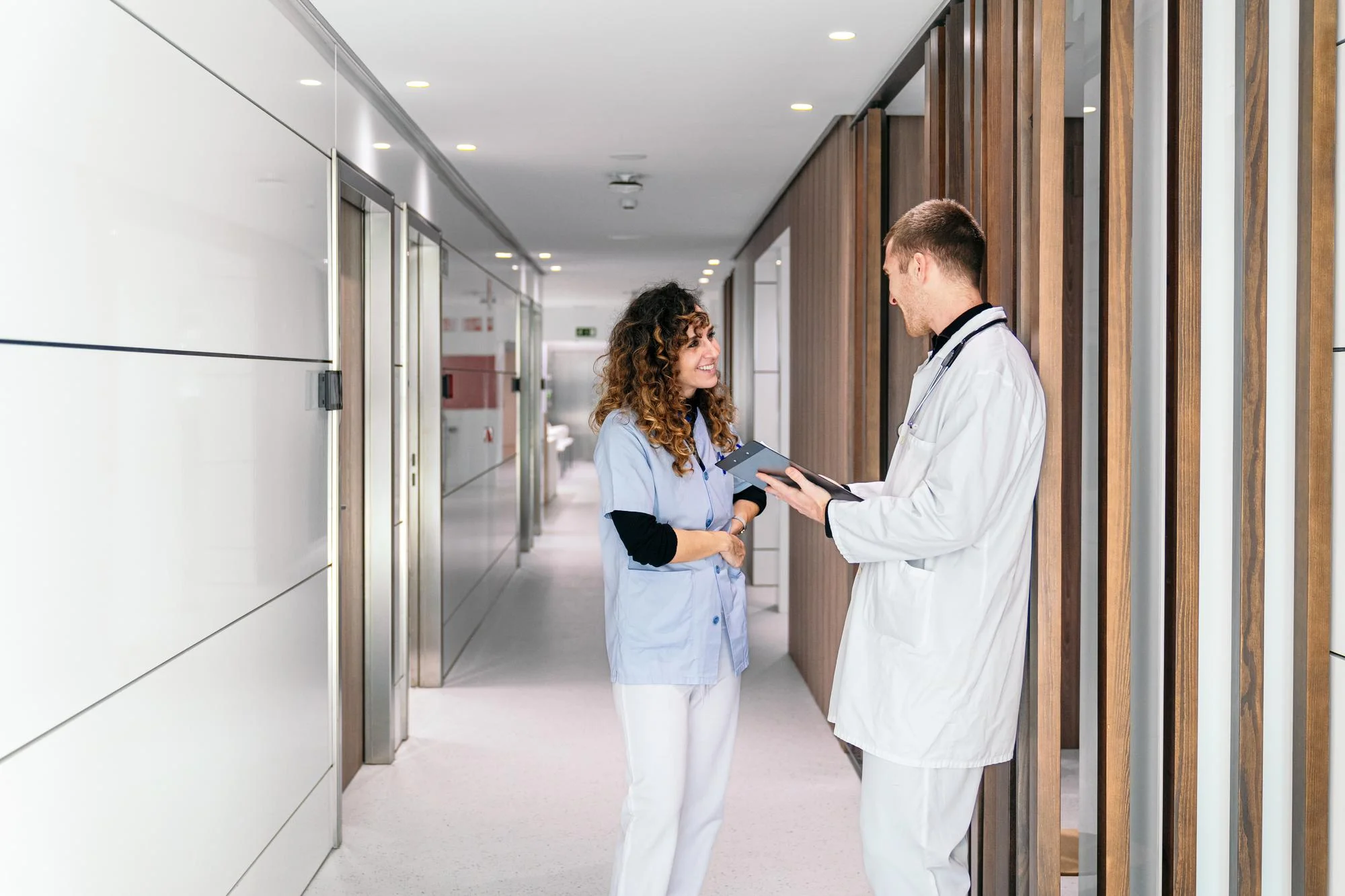 Ärztin mit Tablet in der Klinik