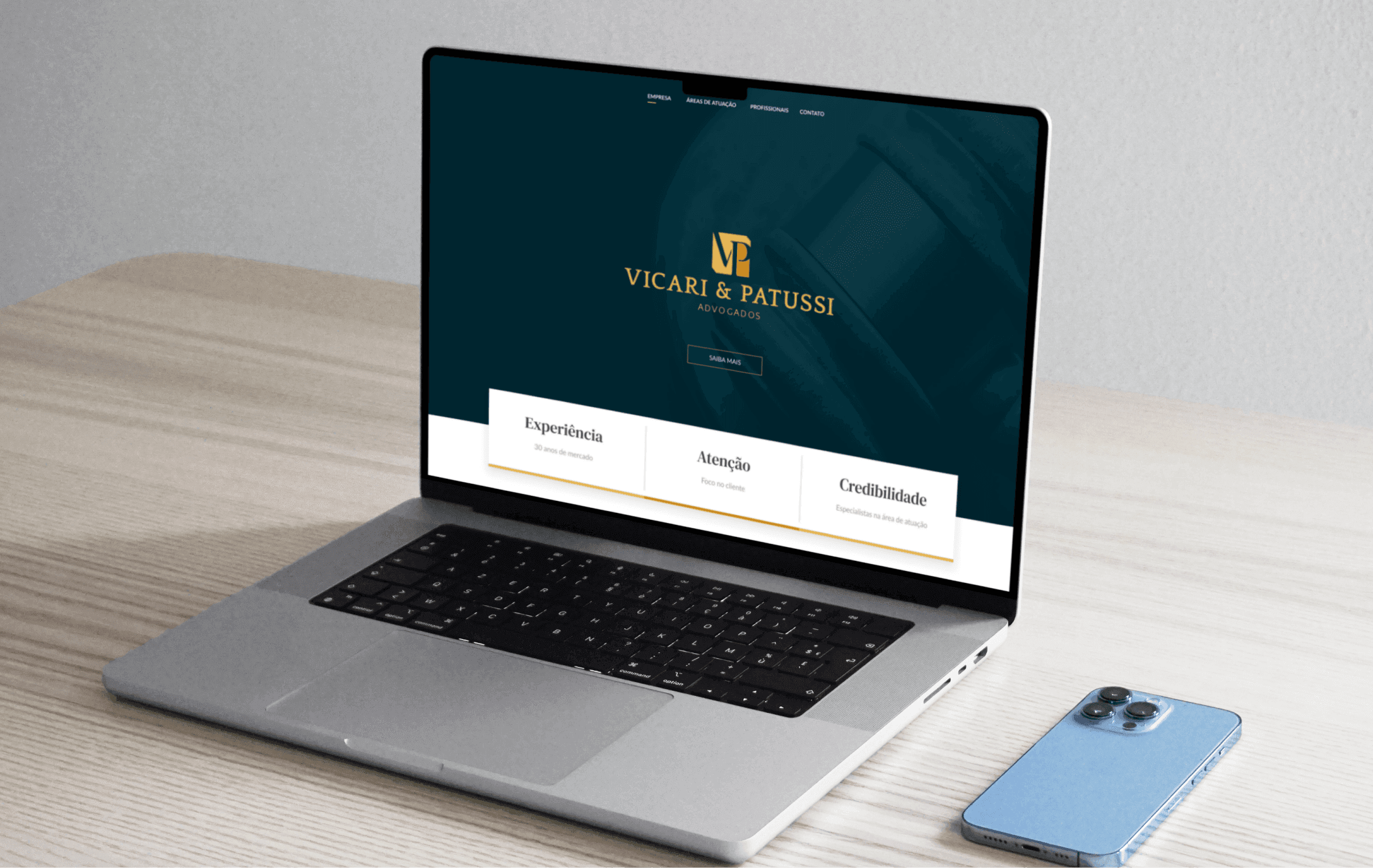Tela inicial do site do escritório Vicari & Patussi Advogados mostrada em um laptop moderno sobre uma mesa, com fundo em azul escuro e texto destacando experiência, atenção e credibilidade.