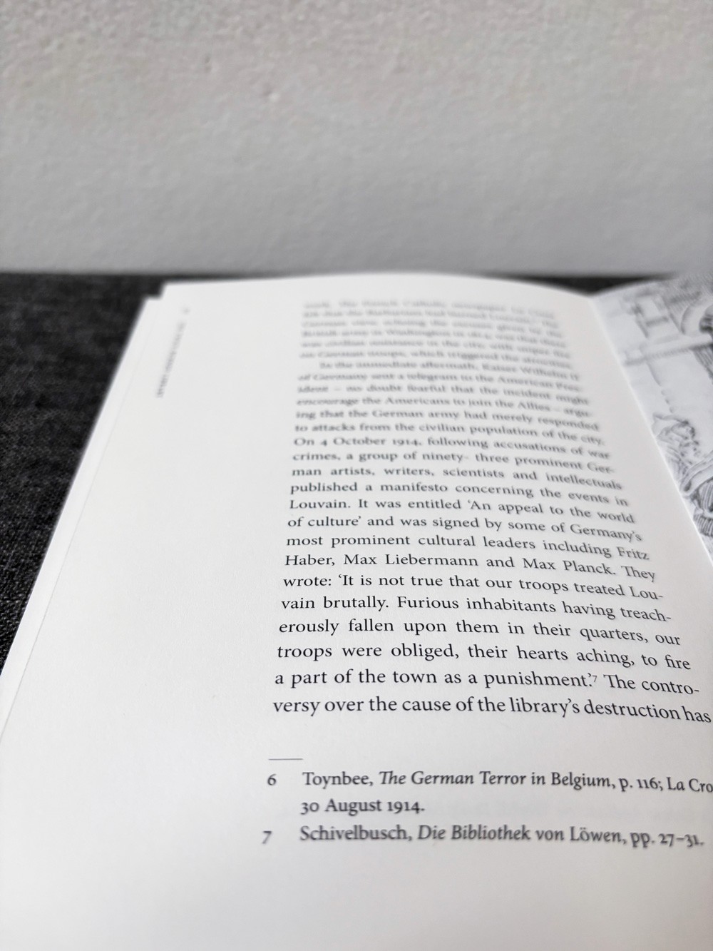 Een technische typografietest voor het boek, waarbij verschillende tekstinstellingen en lettertype-opties naast elkaar worden vergeleken voor de beste leesbaarheid en uitstraling.