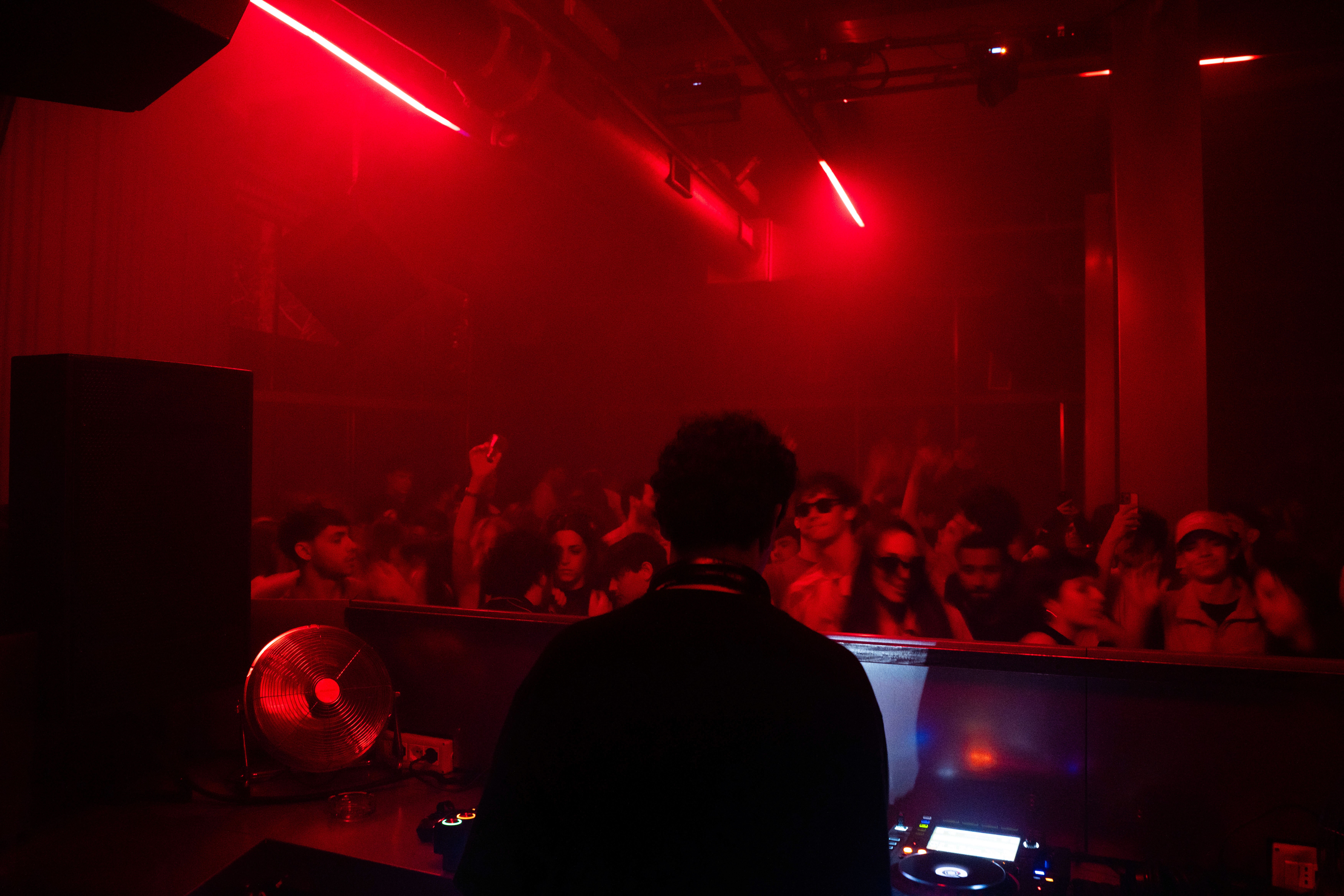 DJ Rocco Tocci Sestopiano, Musica a Torino. Rocco Tocci è parte integrante della scena della musica sestopiano, con set caratterizzati da ritmo, groove e presenza scenica forte. La sua partecipazione ai DJ set live nei Sestopiano eventi ha contribuito a definire nuove emozioni nella programmazione dei eventi Torino.  Con la collaborazione artistica tra Rocco Tocci e Sestopiano Torino, il suo nome si lega ai format di musica contemporanea che valorizzano sia talenti emergenti sia interpreti con visioni sonore personali.  Cerca Rocco Tocci DJ Torino o Rocco Tocci Sestopiano per trovare la sua pagina ufficiale e tutte le informazioni utili sui suoi prossimi live. Seguici su Instagram e sui social di Sestopiano per aggiornamenti continui.