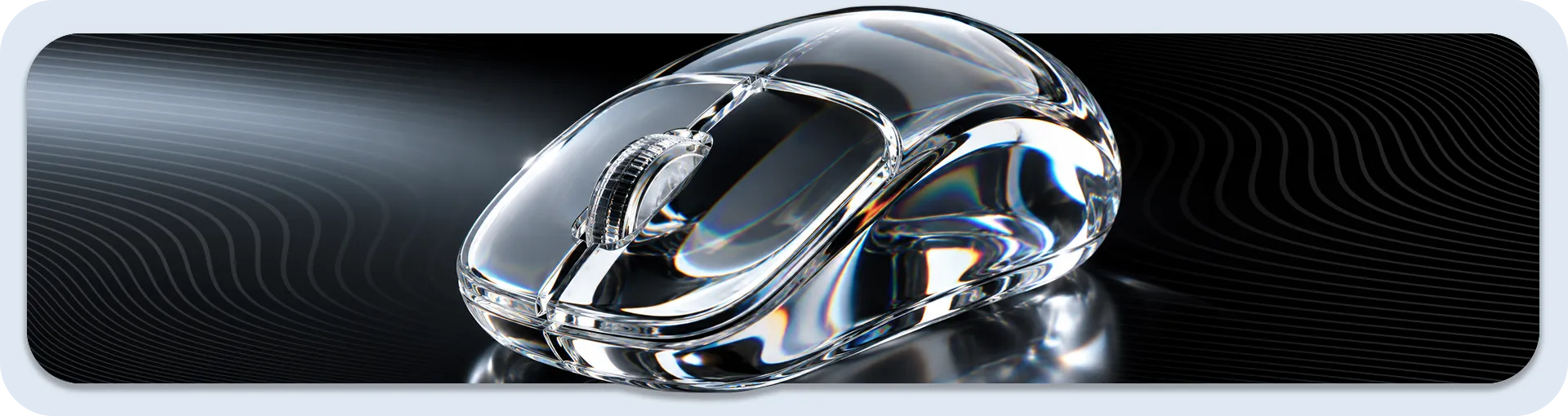 Mouse de computador feito de vidro transparente com reflexos de luz, sobre uma superfície preta com linhas onduladas.