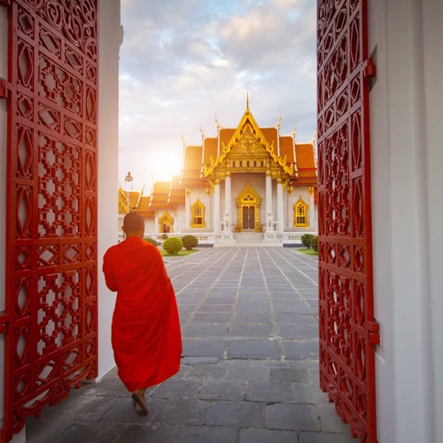 一位和尚進入大理石寺