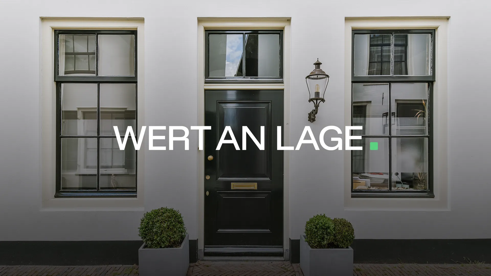 Ein Bild von einem Hauseingang mit einen soften Verlauf von unten mit dem Logo von Wert an Lage.