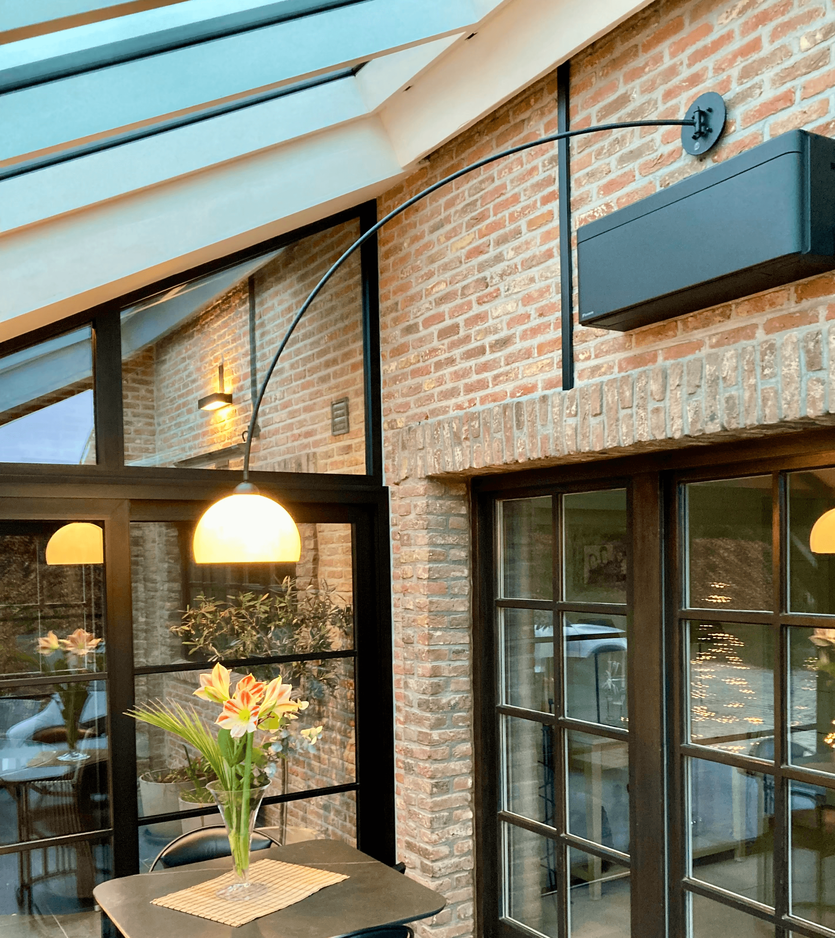 Maatwerk buitenverlichting van Bellini Lighting bij een gebouw voor veiligheid en accentuering van architectuur