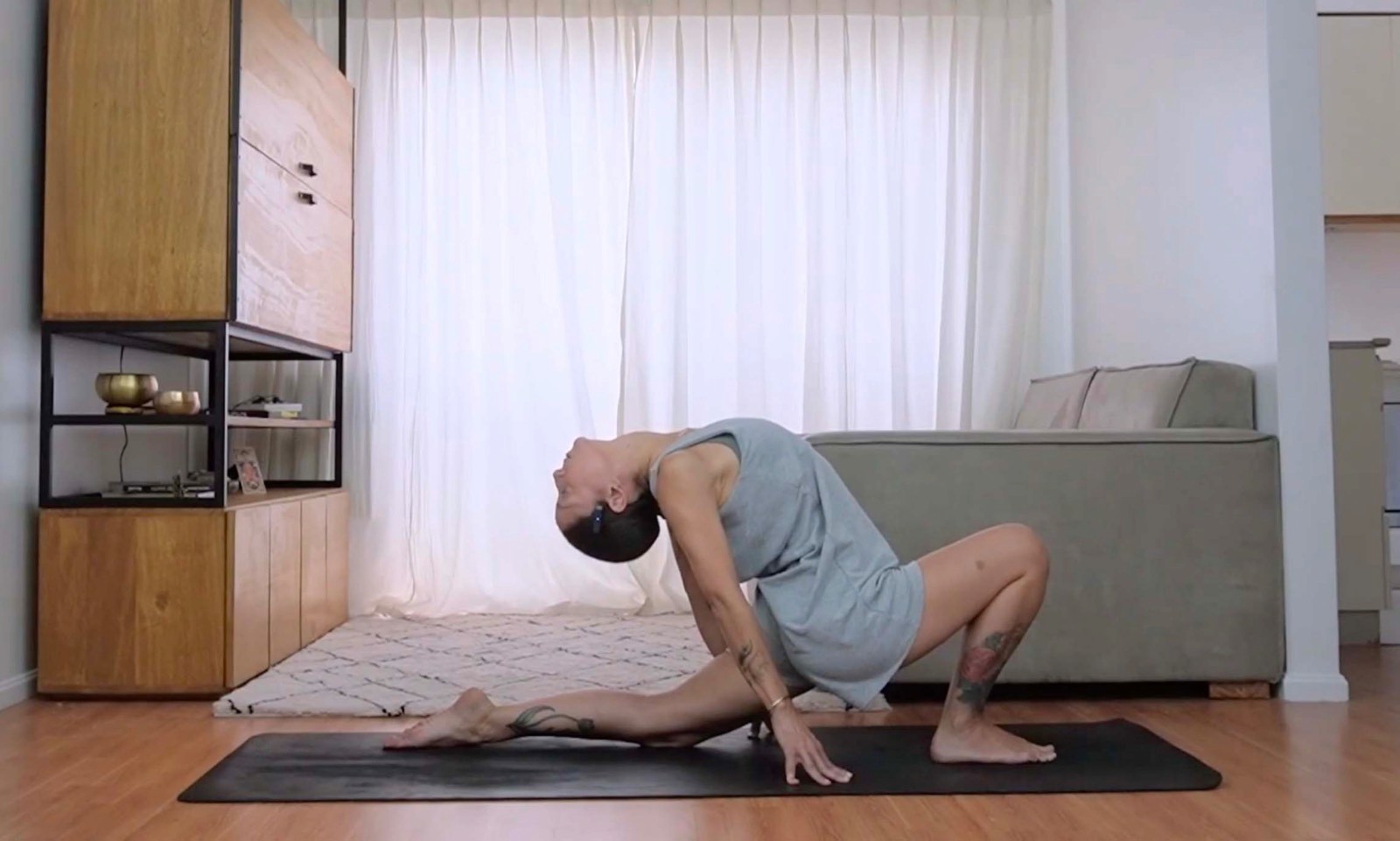 Flavia Siutti realizando una postura de yoga con extensión hacia atrás en una práctica de movilidad.