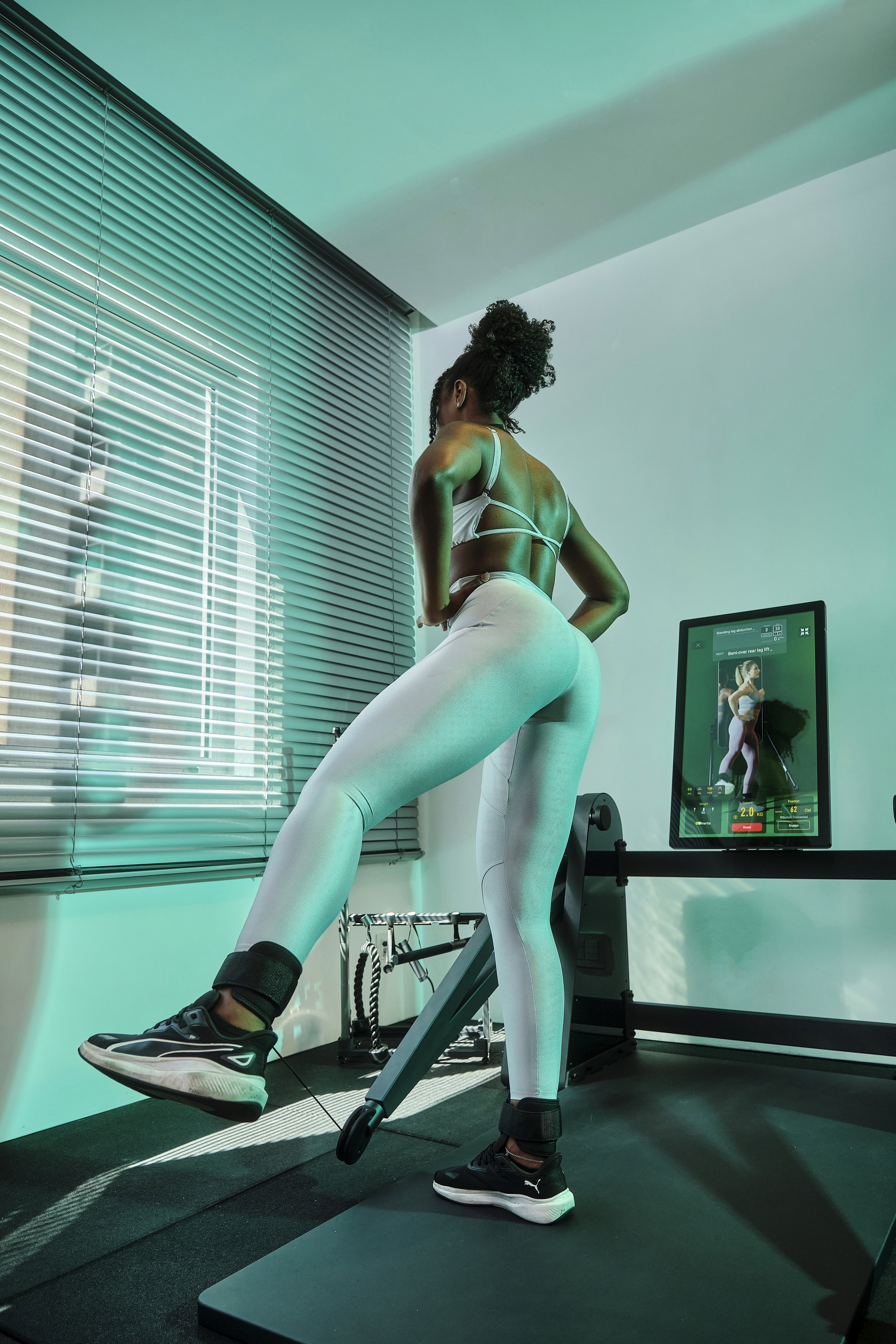 mulher fazendo exercício de perna no xburn