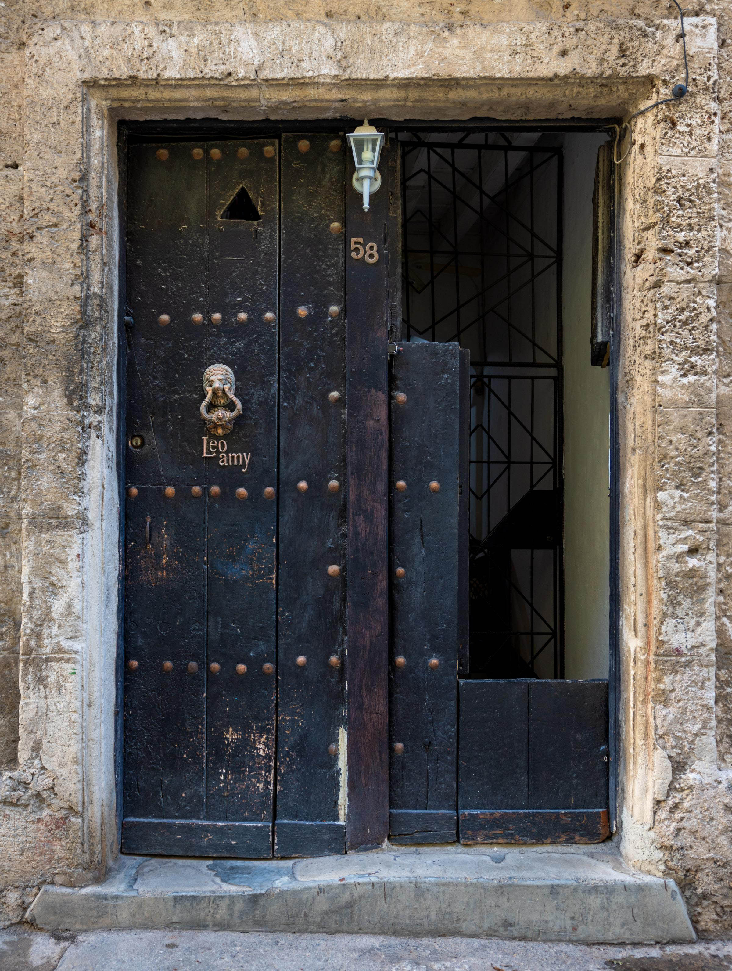 Leo amy 58 - Medieval-style door in Old Havana