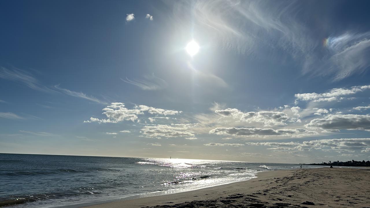 Amanecer en la playa cerca de Bahía San Francisco