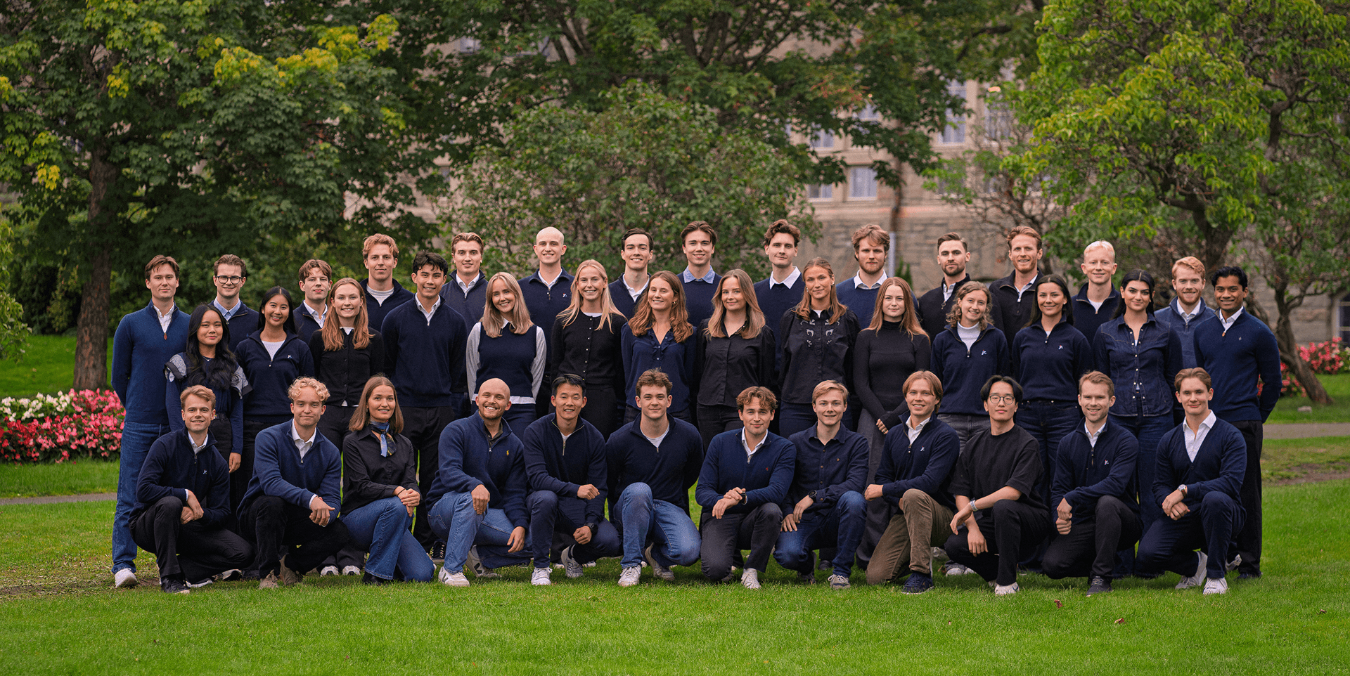 Fellesbilde av konsulentene i Junior Consulting, med Hovedbygget på NTNU Trondheim i bakgrunnen