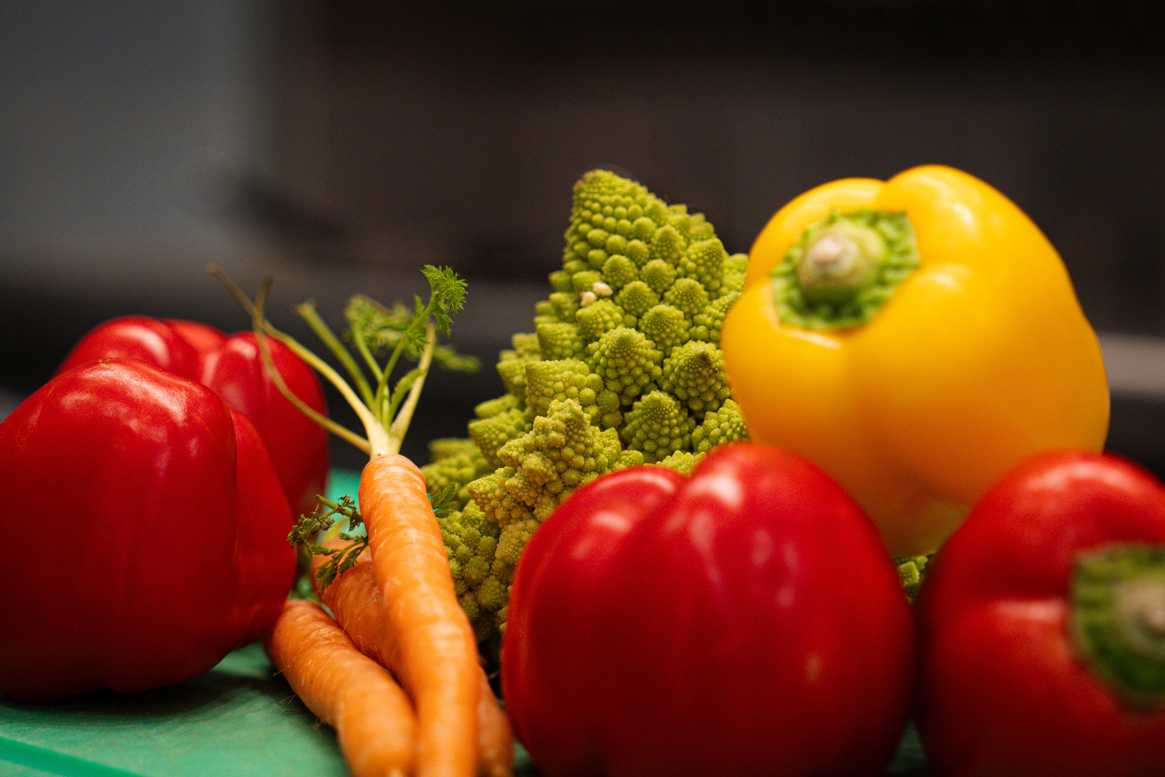Verse seizoensgroenten: romanesco, paprika en wortel