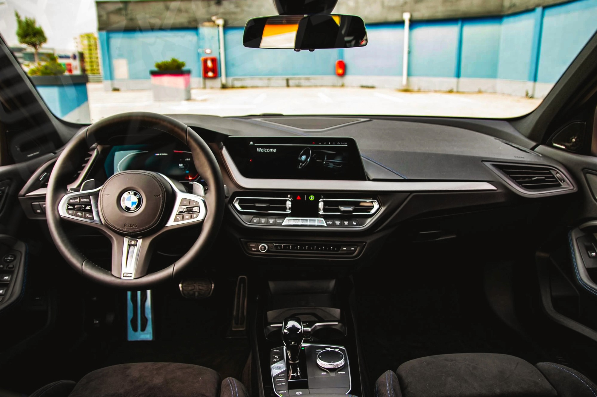 Vue interieur BMW M135i xDrive Bleu – Location Sportive à Dubaï | Keyz Rent