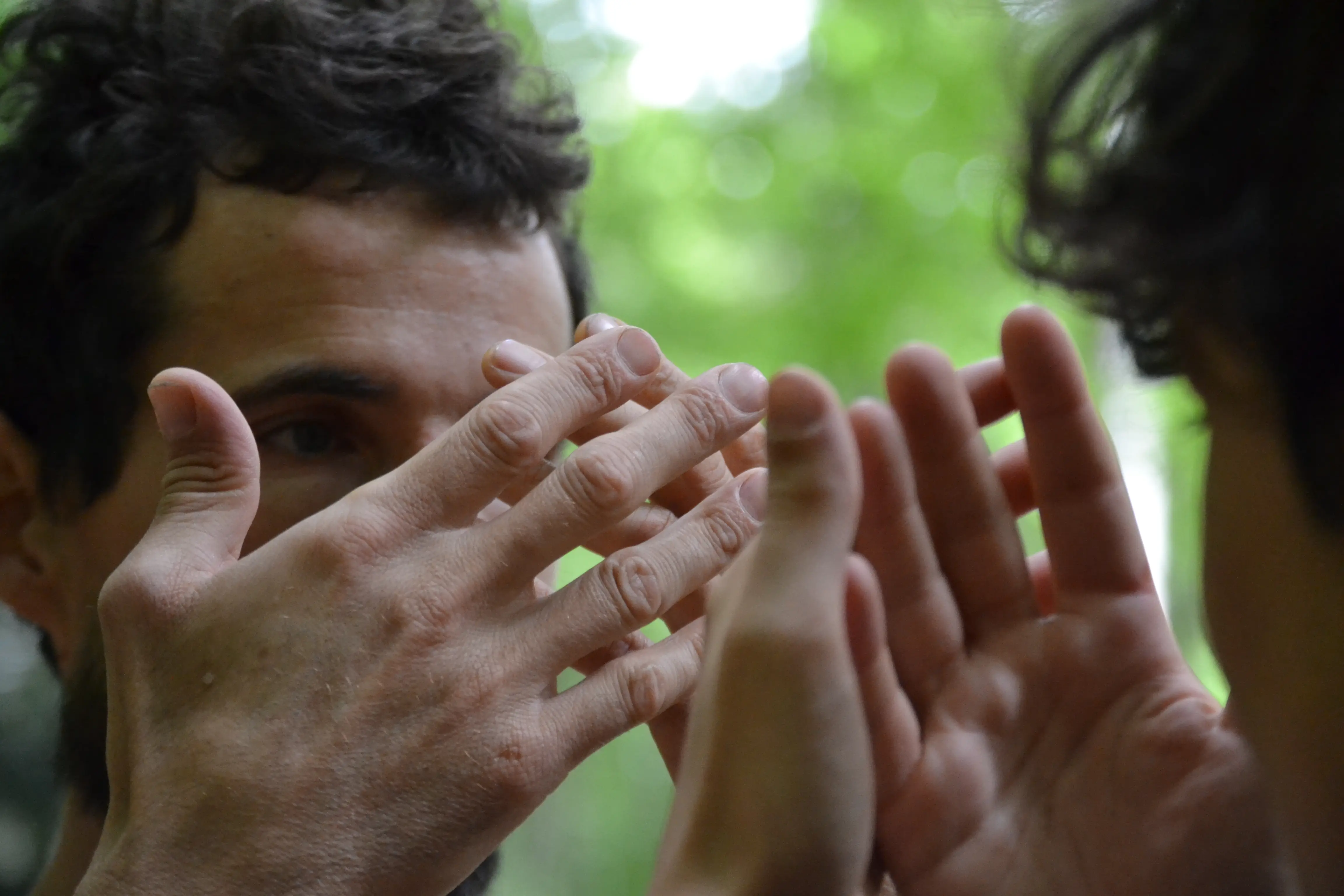 Andrea Modesti, istruttore di survival e bushcraft, esperto in campi avventura per ragazzi e corsi di sopravvivenza outdoor