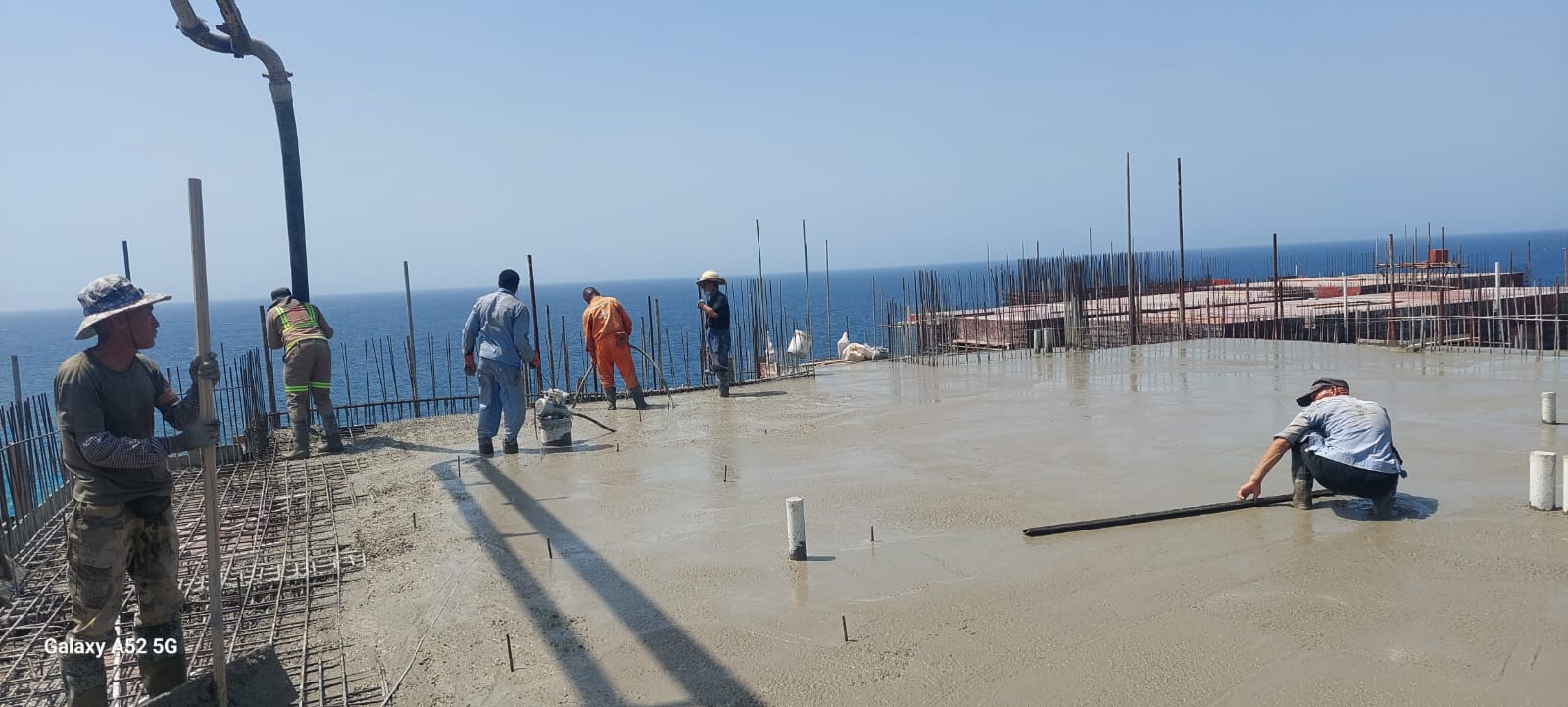 vertido de cemento en el sitio de construcción