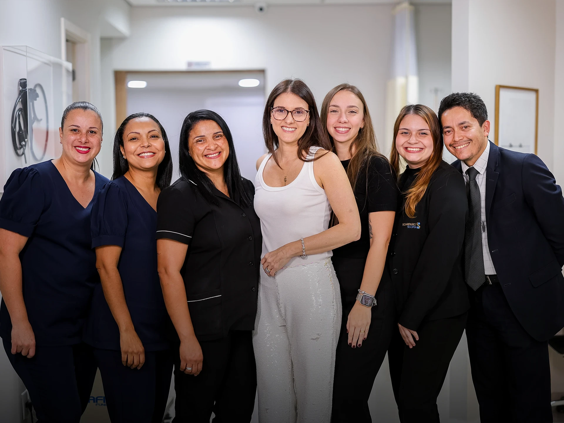 doutora julliany com a equipe de enfermeiros e secretários