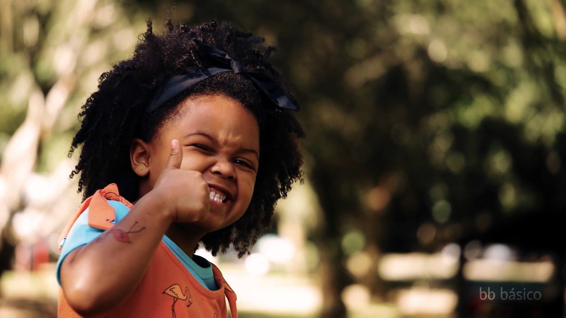 BB Básico editorial fashion portrait photography of a kid giving a thumbs up
