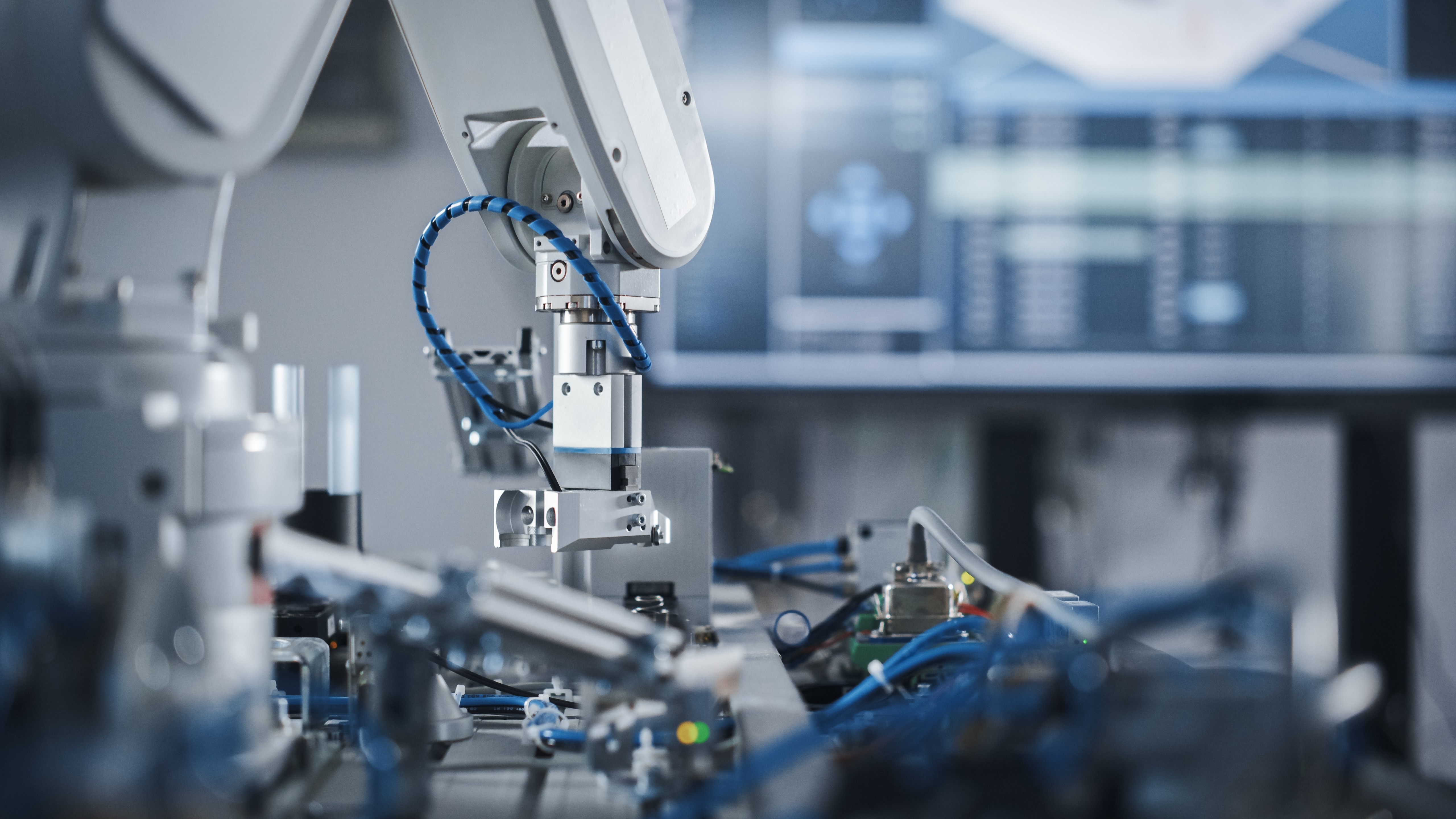 Robotic arm of a CNC machine moving at different directions by Automech