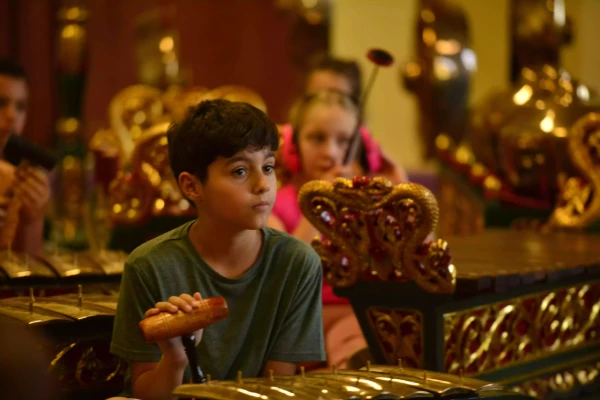 Un garçon très concentré jouant du gamelan javanais.