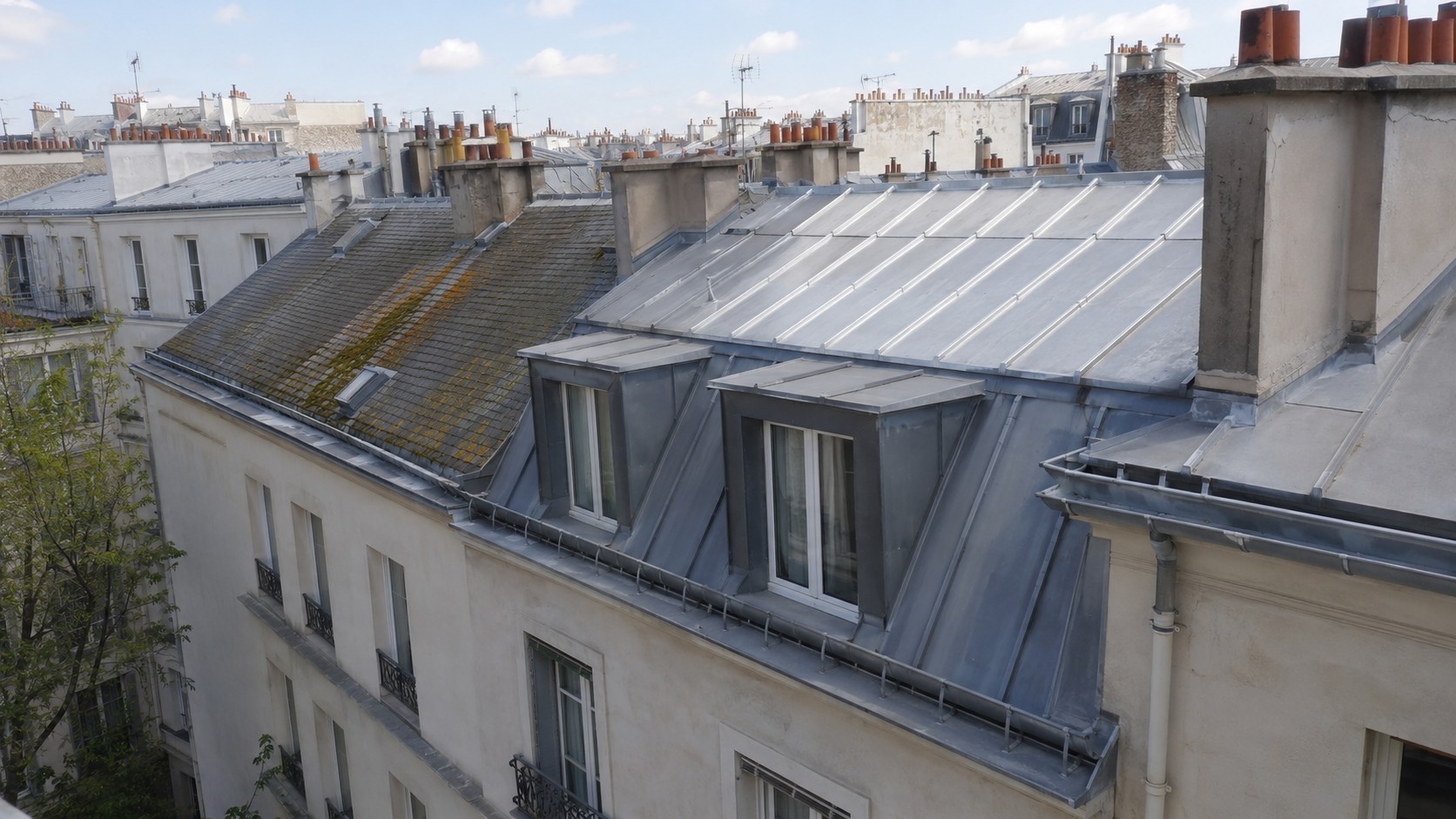 Toiture parisienne en zinc et ardoise illustrant la garantie décennale toiture, avec couverture, exclusions et recours après travaux de rénovation.