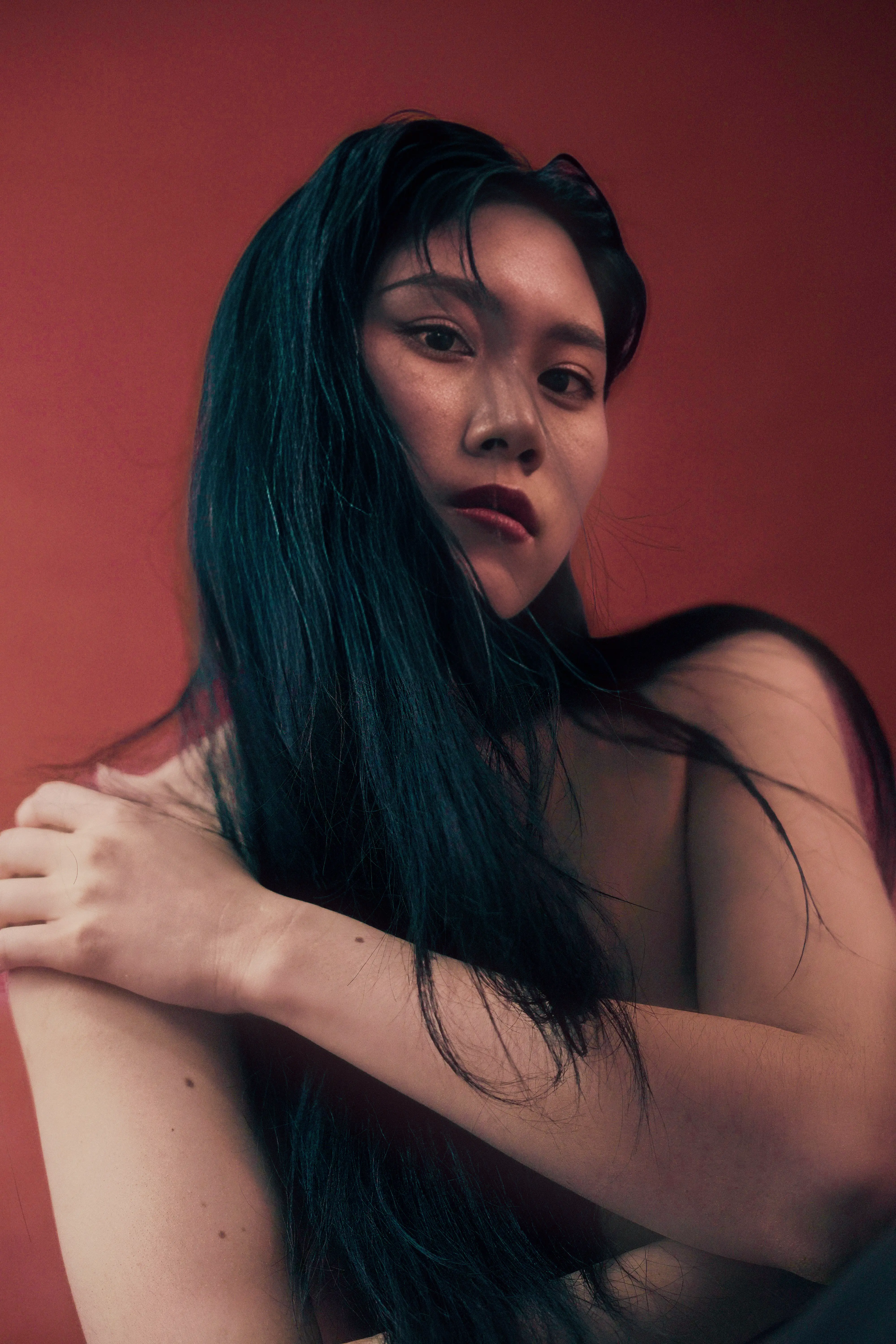 Editorial Künstlerische Portraitfotografie Frau Fotostudio Frankfurt Low Angle Portrait ruhiger Ausdruck Farblicht, Album Cover Inscribed Part 1