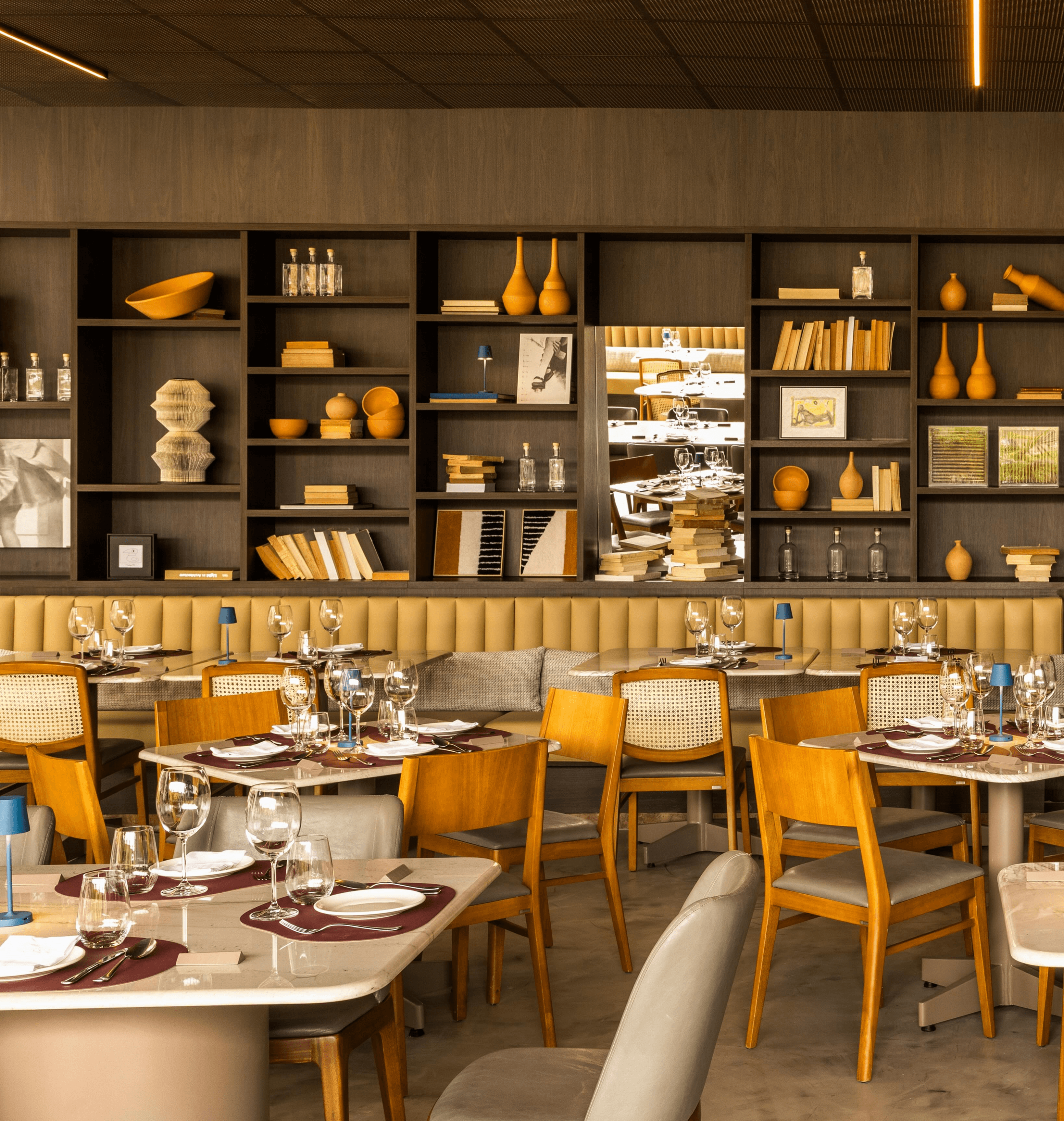 O restaurante serve cozinha contemporânea com influências italianas e toque brasileiro, com pratos assinados pelo chef Lênin Palhano