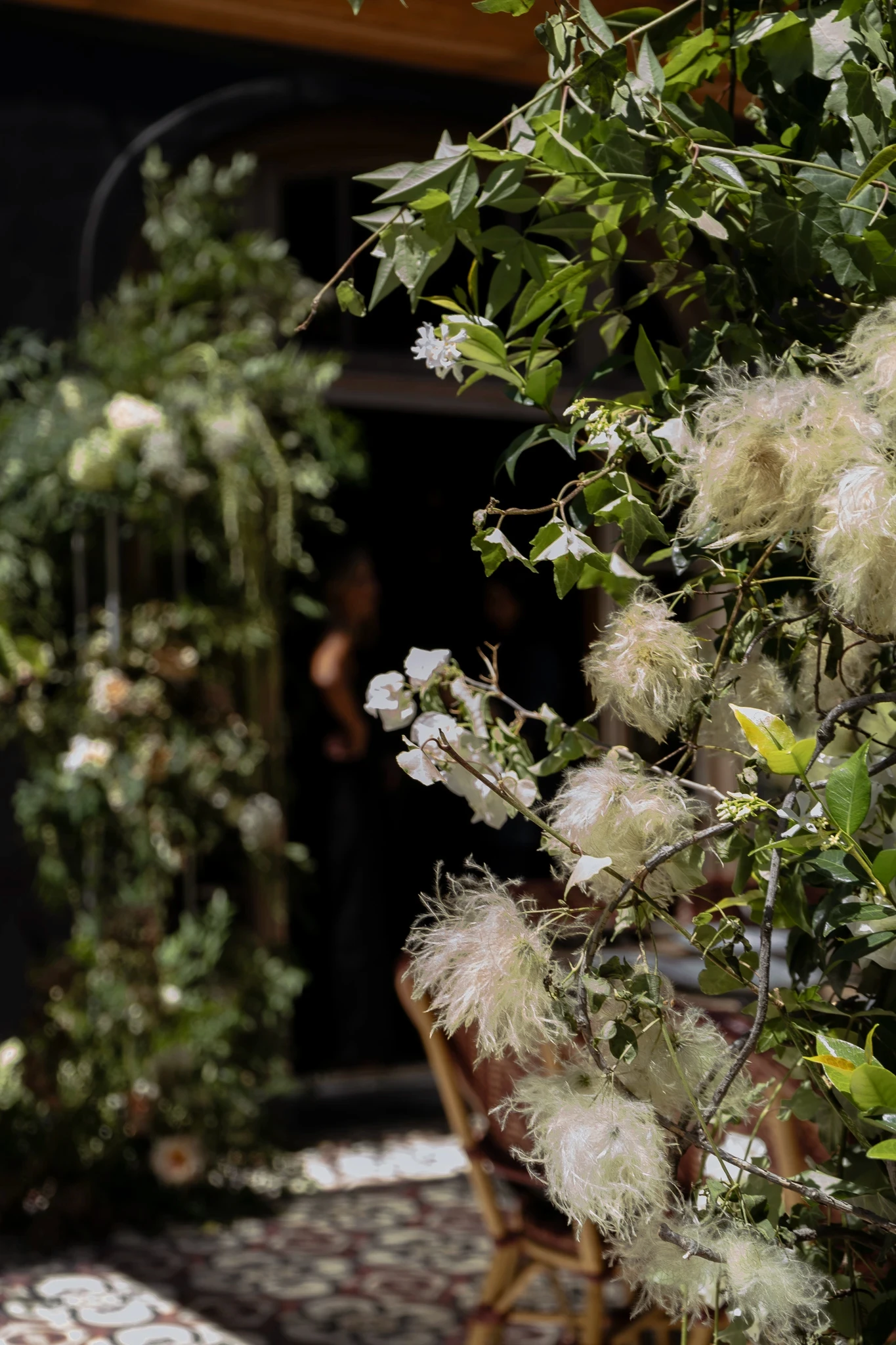 Detalle de plantas con plumeros blancos y follaje verde en recepción civil al aire libre en Gardiner.