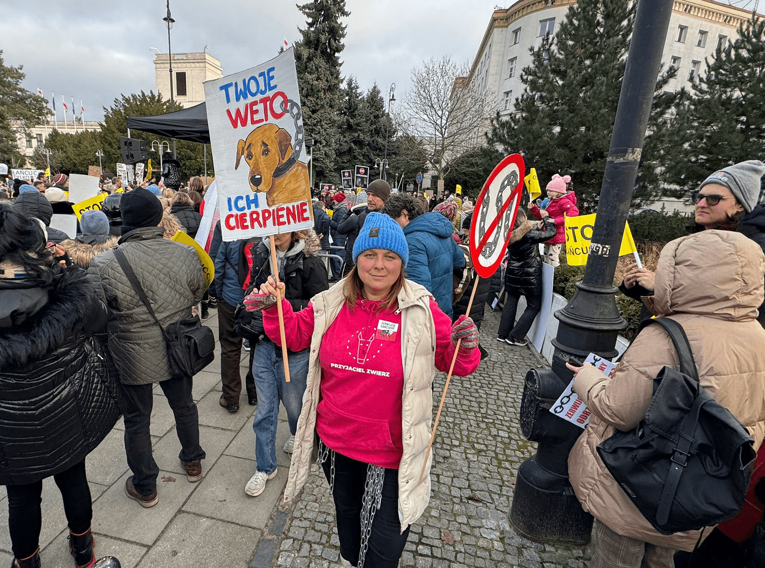 Ewa z Fundacji Przyjaciel Zwierz na manifestacji pod Pałacem Prezydenckim w Warszawie 14.12.2025