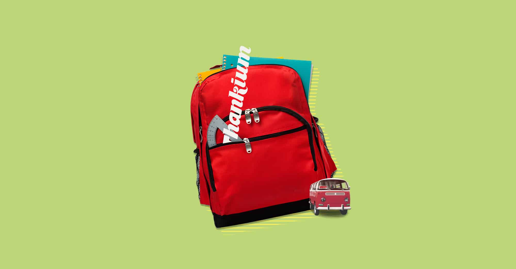 Mochila roja con útiles escolares y figura de furgoneta sobre fondo verde.