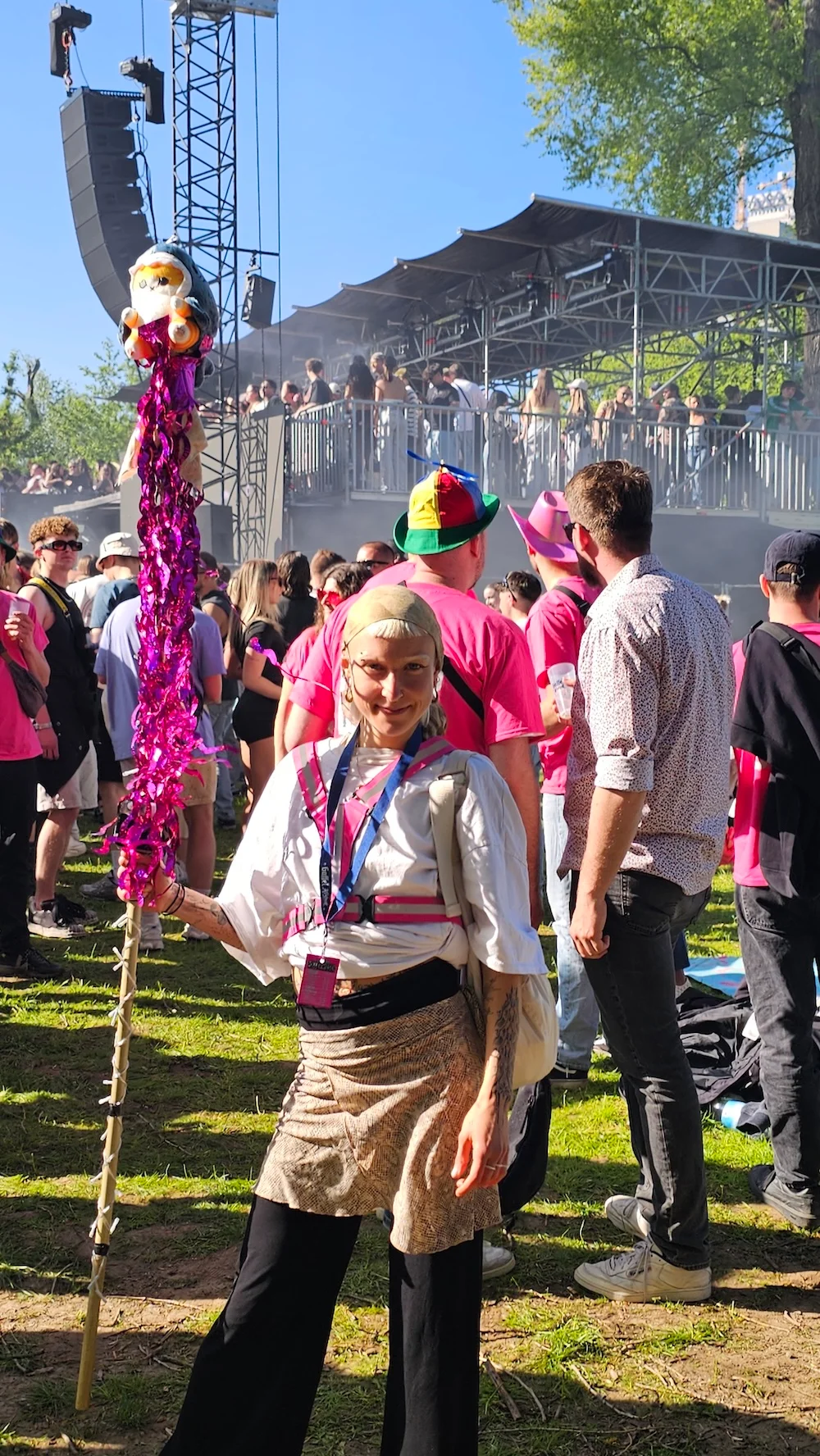 Bunt gekleidetes Awareness Team bei einer Demonstration