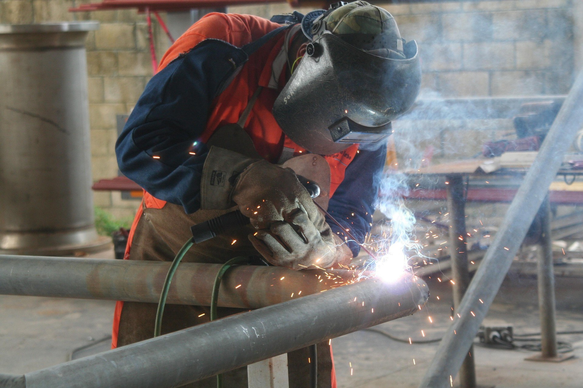 Schweißer arbeitet an Metall