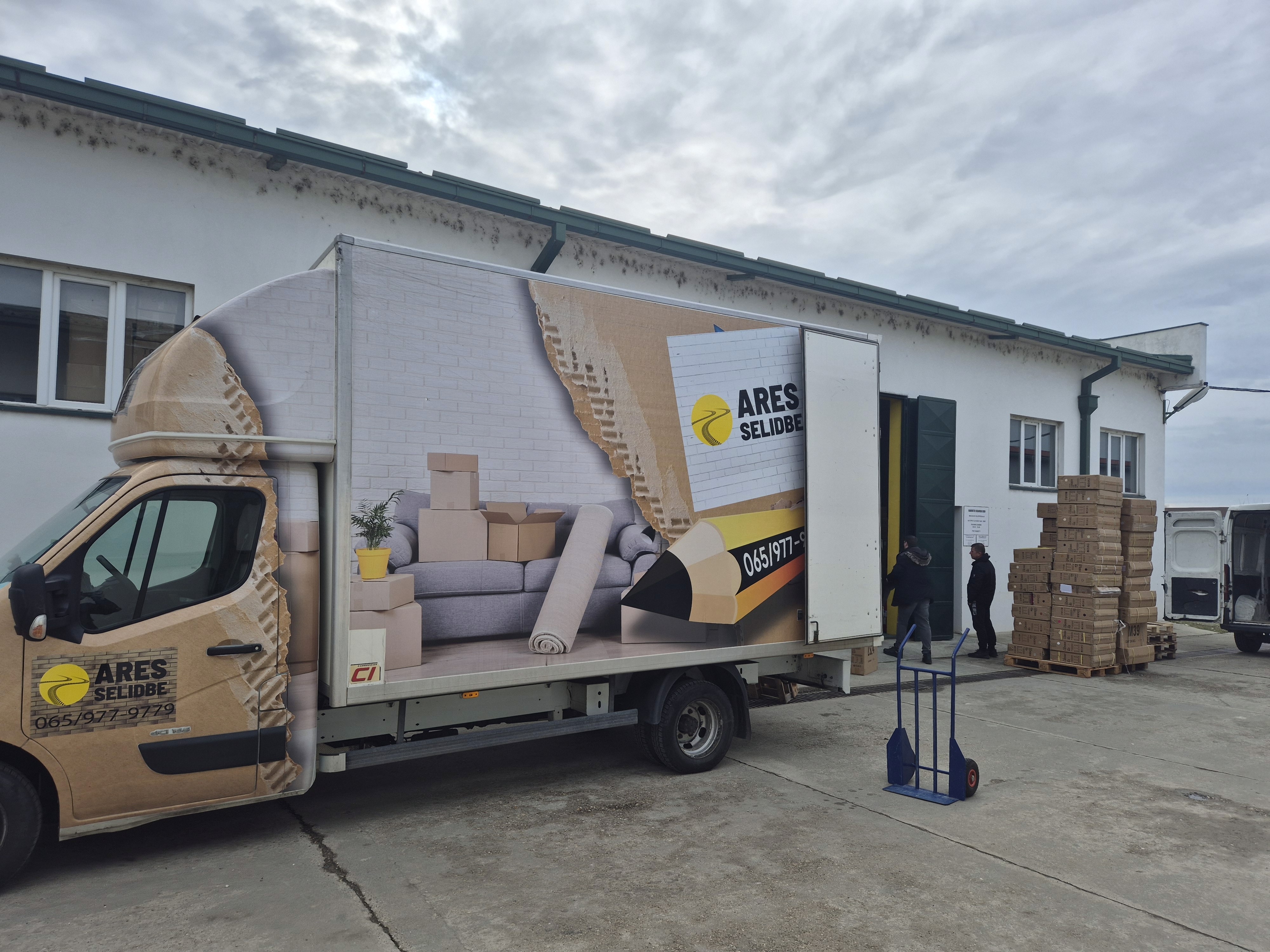 Ares Selidbe kamion utovar nameštaja ispred skladišta