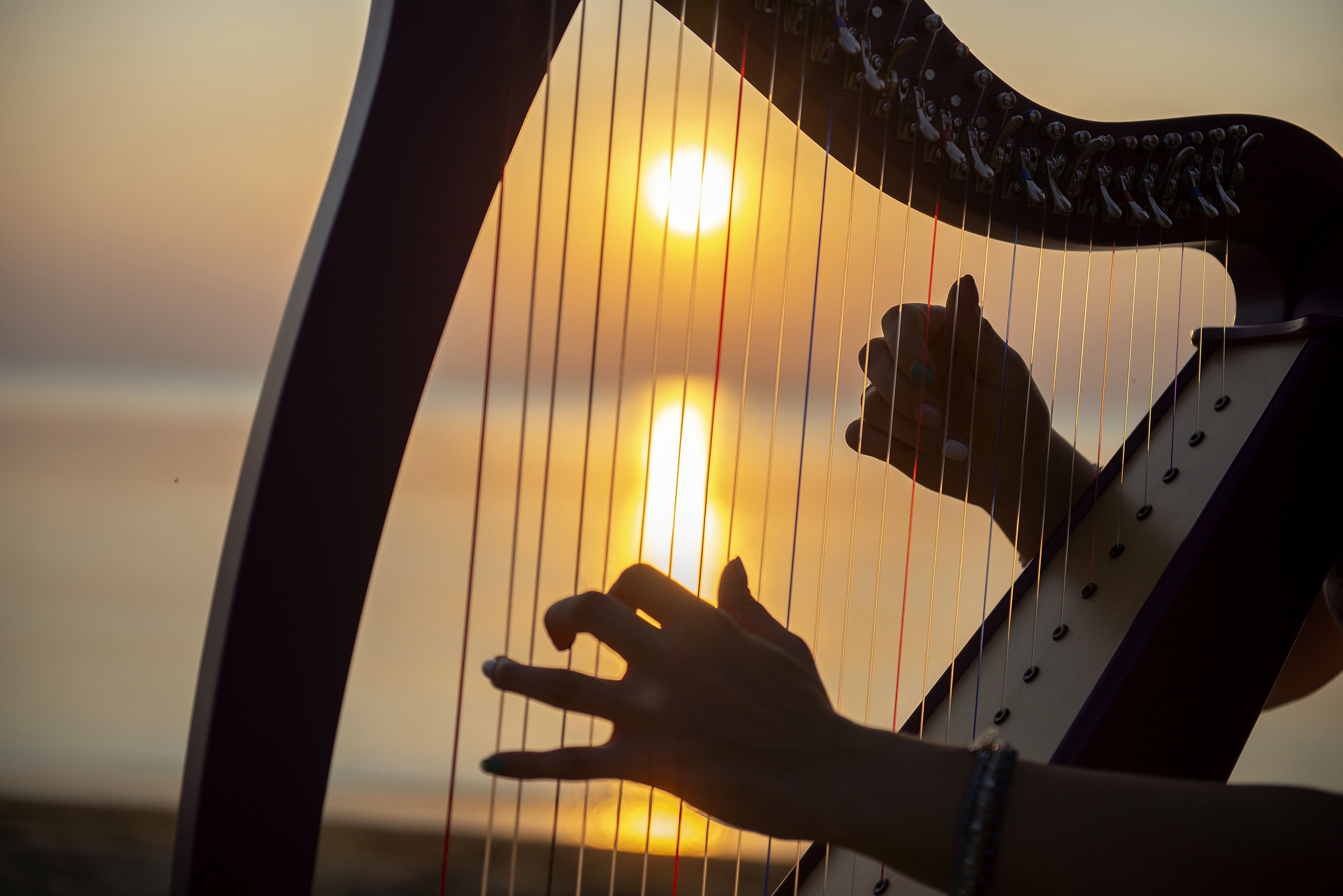 Soleil couchant derrière la harpe
