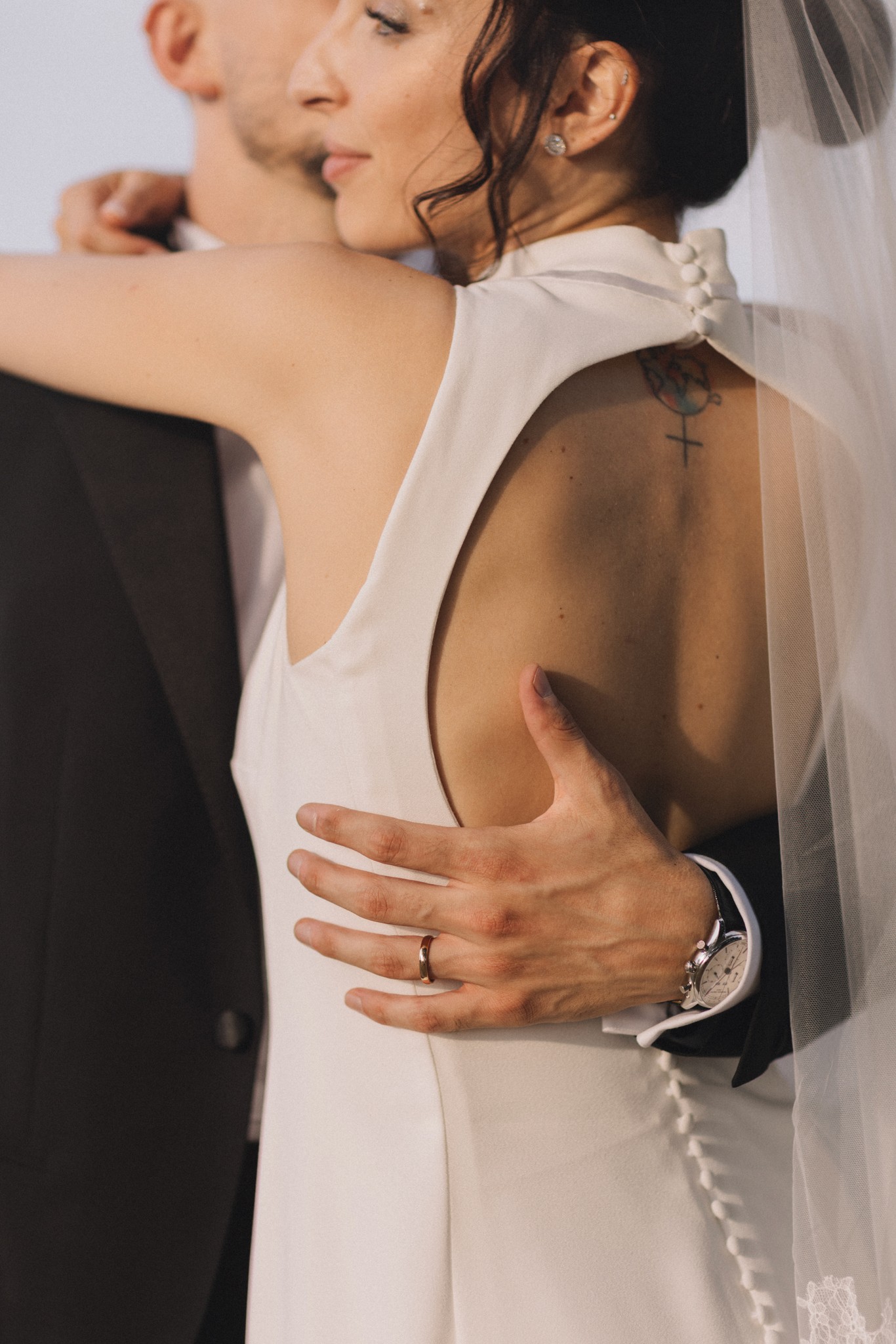 Sposa in abito bianco abbraccia lo sposo durante il matrimonio al Parco di Montebello, momento intimo tra gli sposi