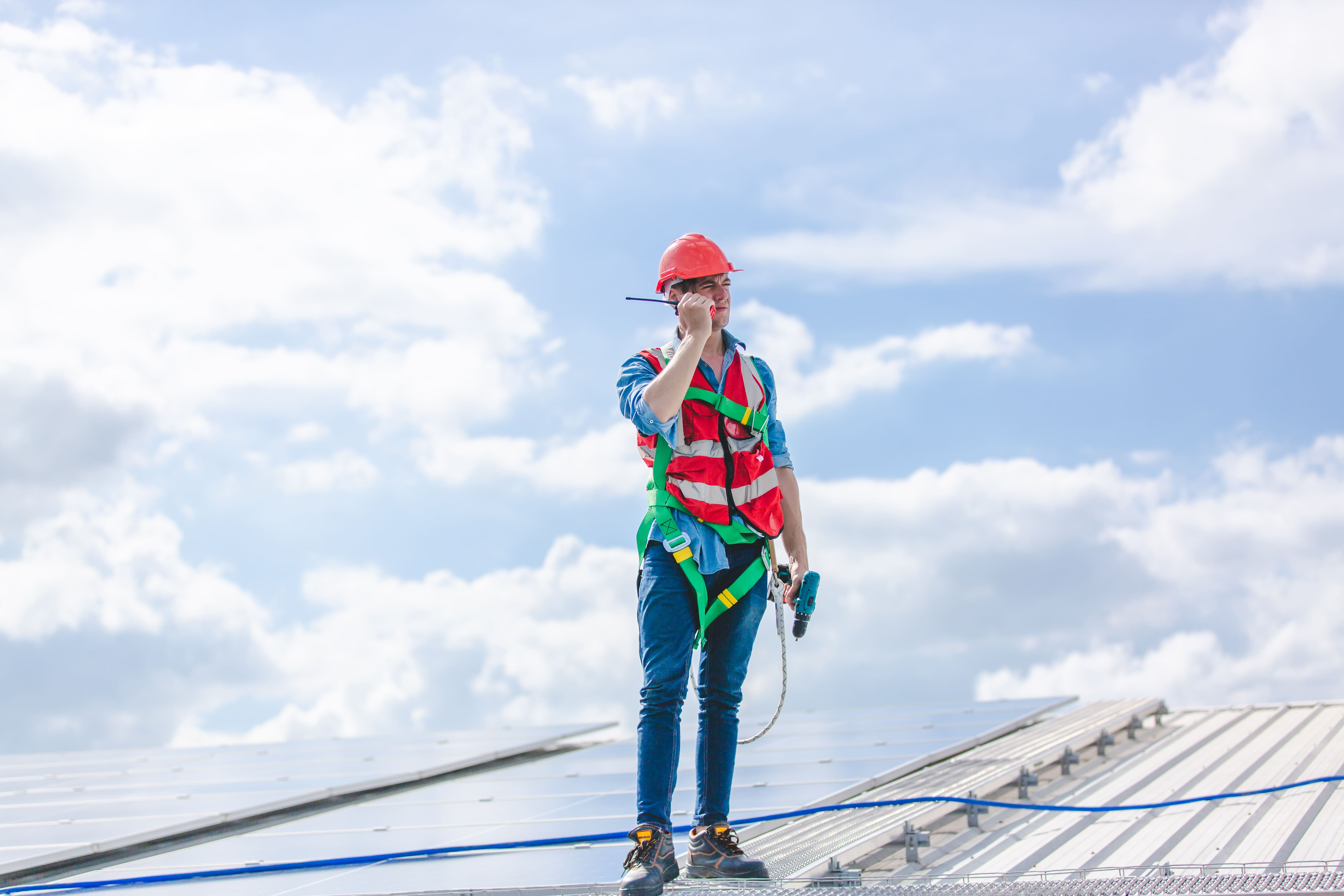 installatore-su-tetto-con-pannelli-fotovoltaici-e-liee-vita