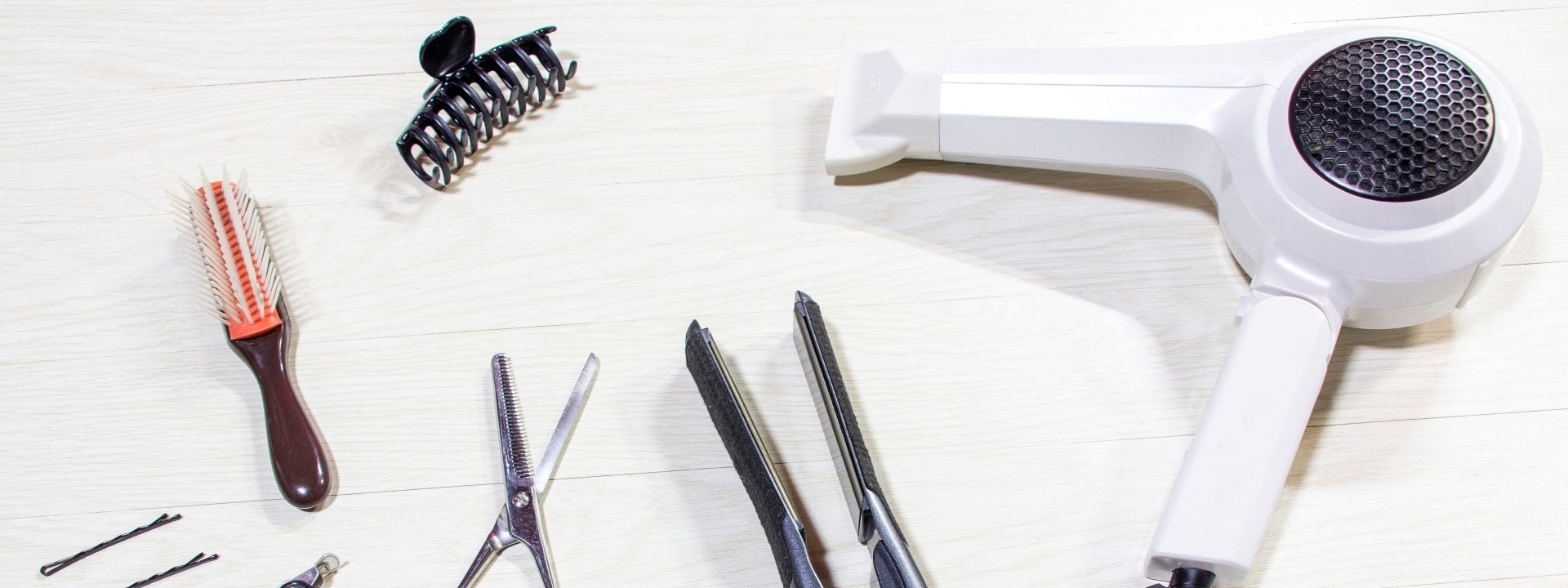 ドライや^やくし、ヘアアイロンなどのヘアケアセット