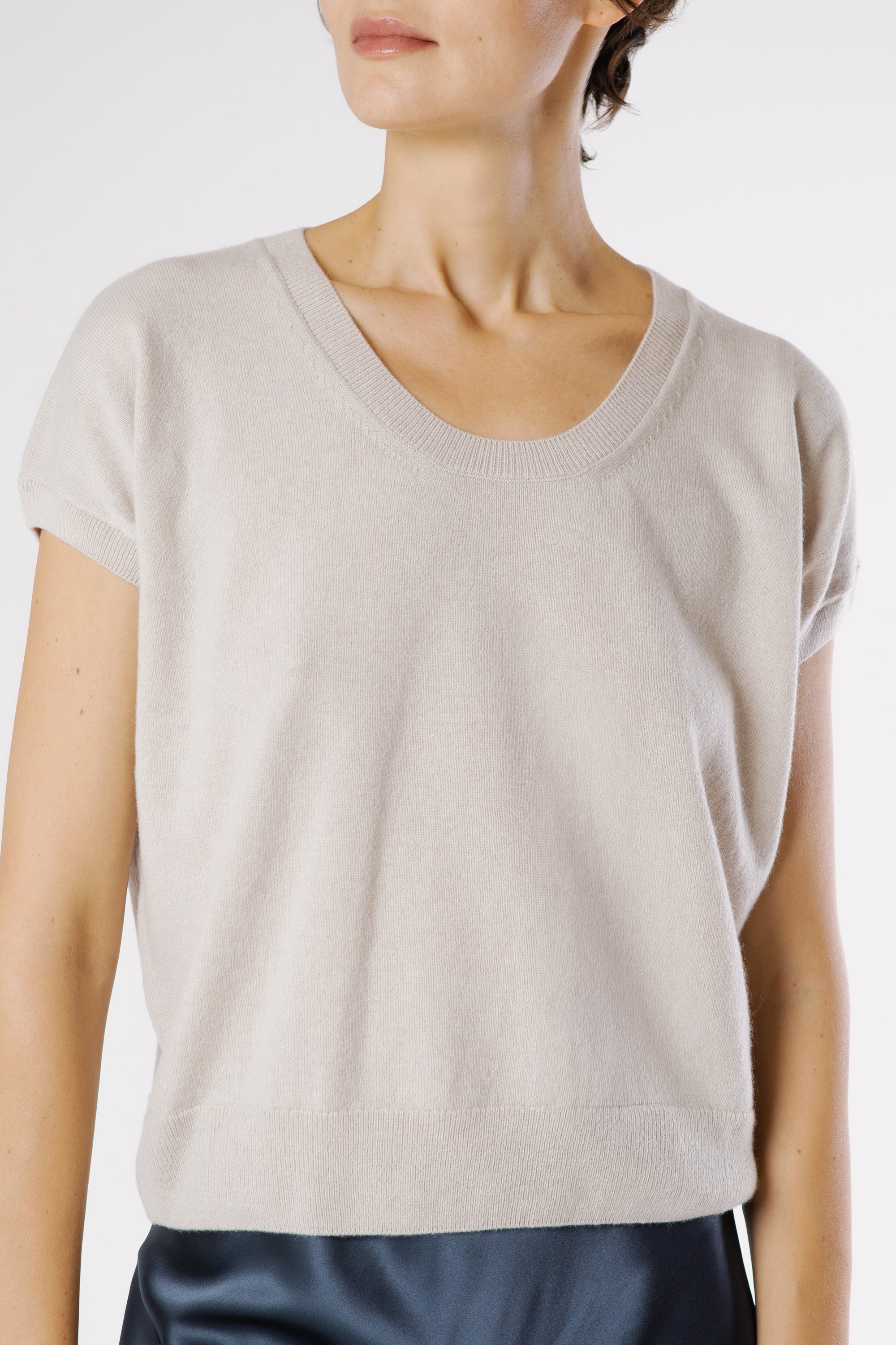Close-up detail of the Hamlet Cashmere Pullover Sphinx highlighting the ultra-soft pure cashmere knit and fine finishing.