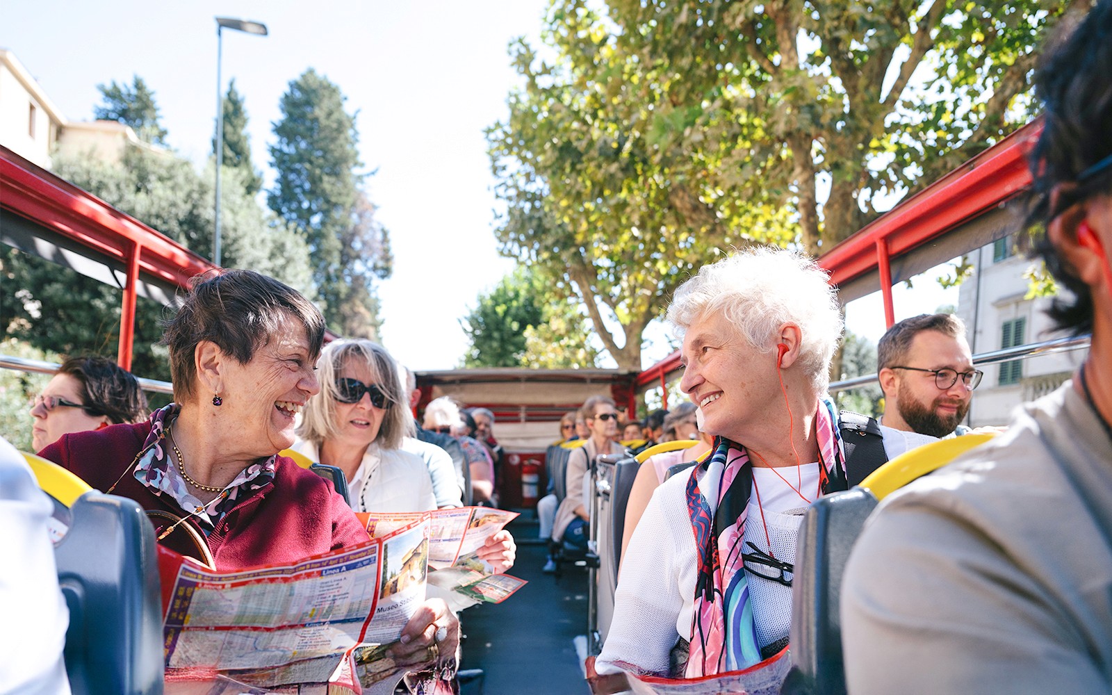 Passasjerer som nyter City Sightseeing Torino hop-on hop-off busstur.