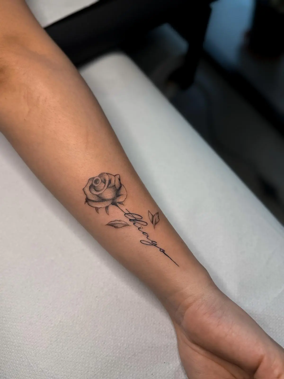 Tatuaje fine line floral en brazo en Mostoles