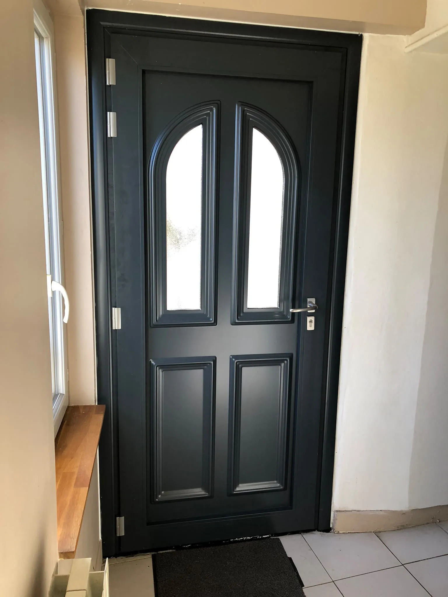 Porte d’entrée cintrée vue de l’intérieur — AFermetures