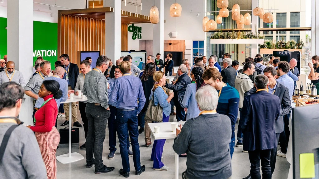 Vue d'ensemble des participants à un séminaire d'entreprise à Grenoble lors d'une pause
