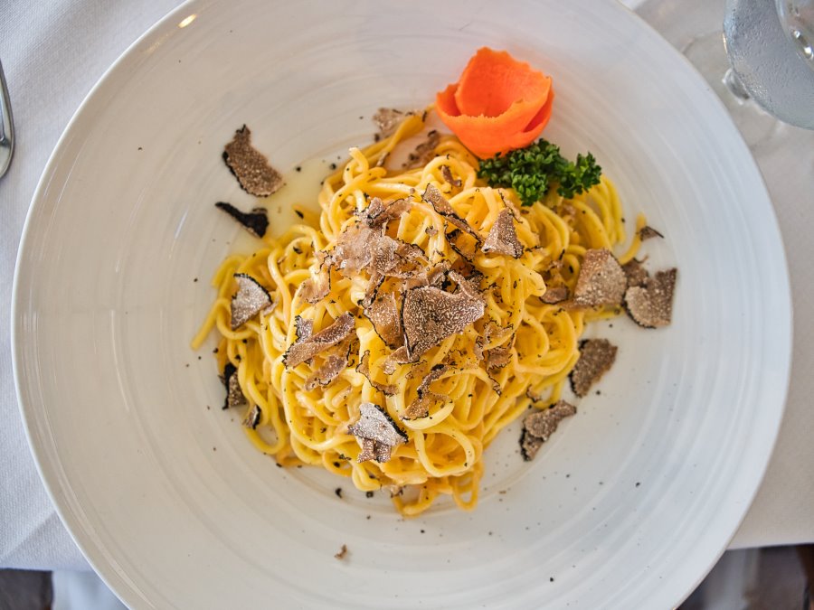 Tartufo bianco a scaglie sulla pasta