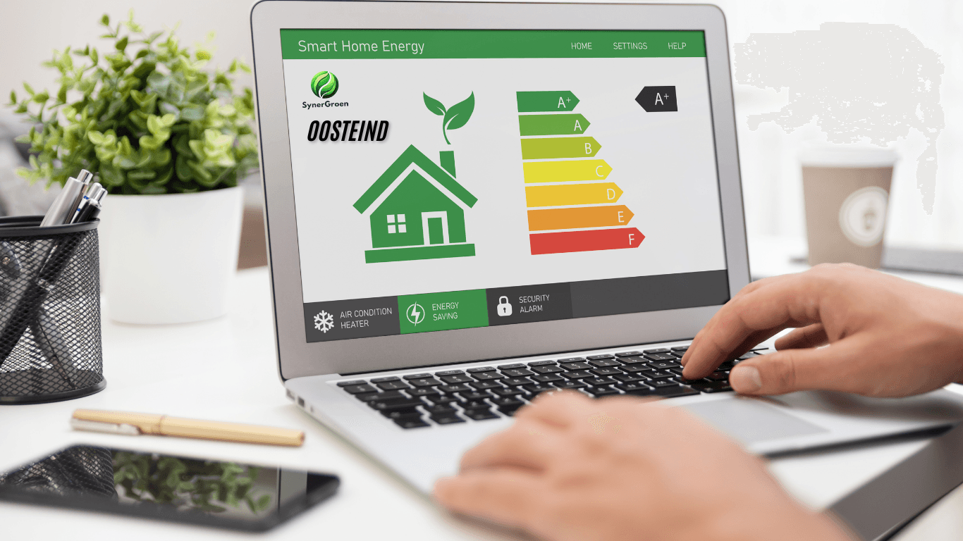 Laptop met energielabel-tool van SynerGroen, speciaal voor het aanvragen van energielabels in Oosteind. Het scherm toont een huisicoon met de tekst 'energielabel Oosteind' en energielabel-klassen van A+ tot F, met opties voor energiebesparing.