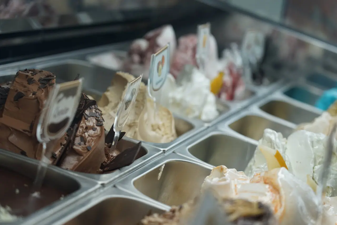 Vielfältige hausgemachte Eissorten in der Vitrine