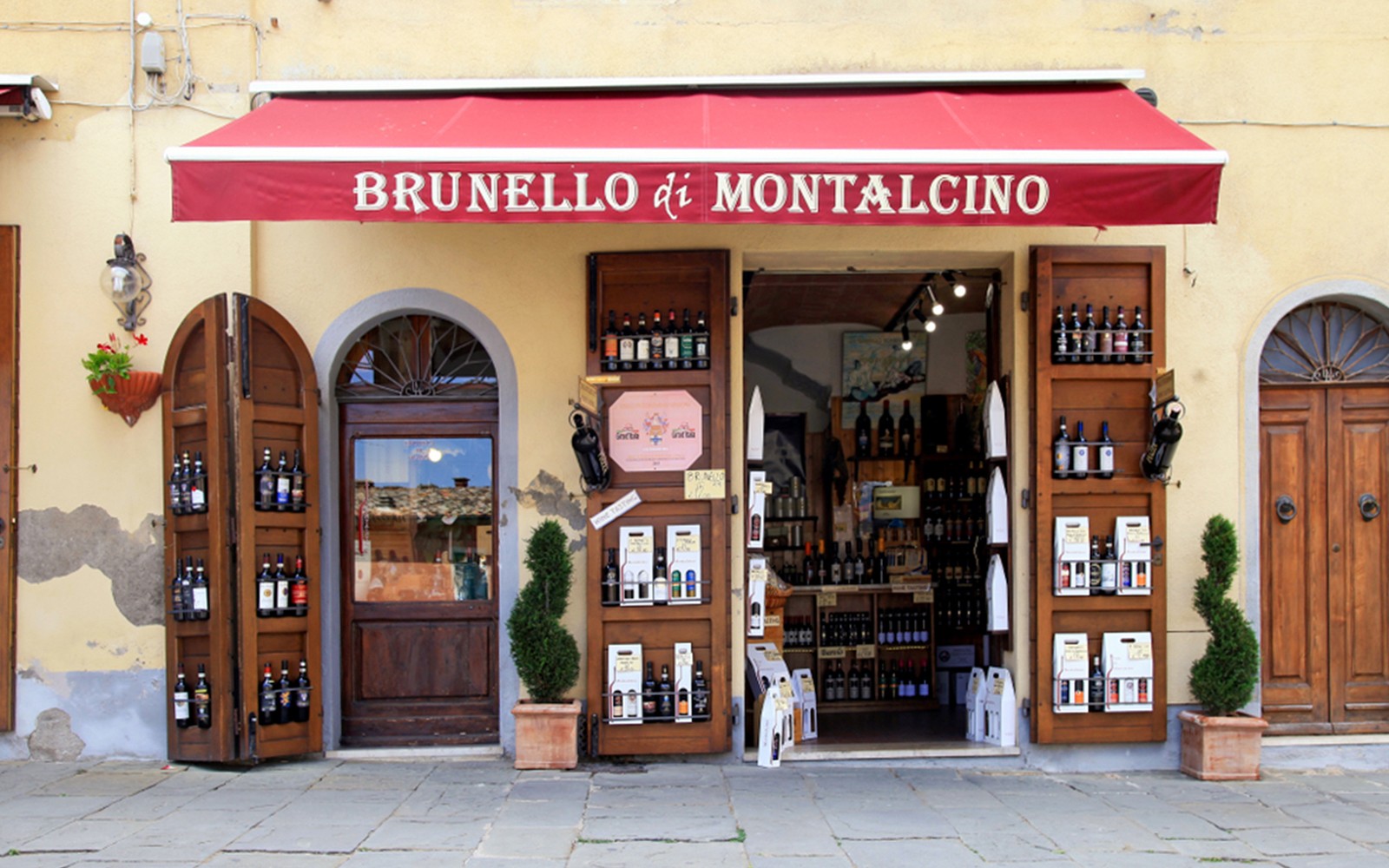 意大利蒙塔爾奇諾的酒莊入口，展出布魯奈羅葡萄酒瓶。