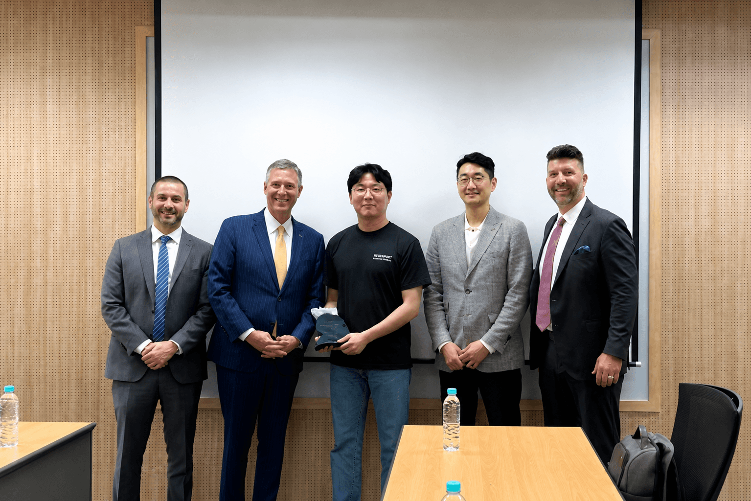 Daniel J. Rickenmann, Mayor of Columbia, South Carolina, United States (second from left) and CEO of ECONNECT Min-Hyung Cho (third from left) / source=ECONNECT