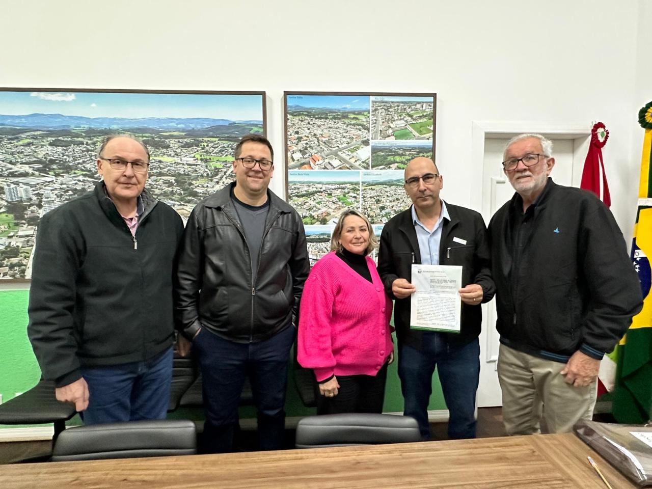 Representantes da AECS e do Poder Executivo Municipal durante o ato de assinatura do documento de doação do terreno.