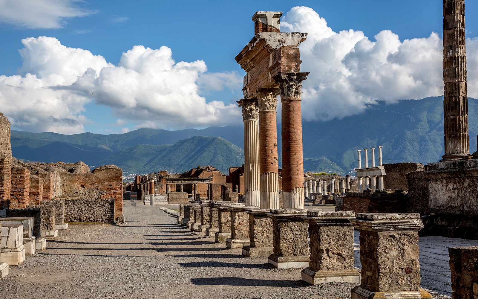 جولة إرشادية في مجموعة آثار بومبي مع جبل فيزوف في الخلفية، قرب نابولي.