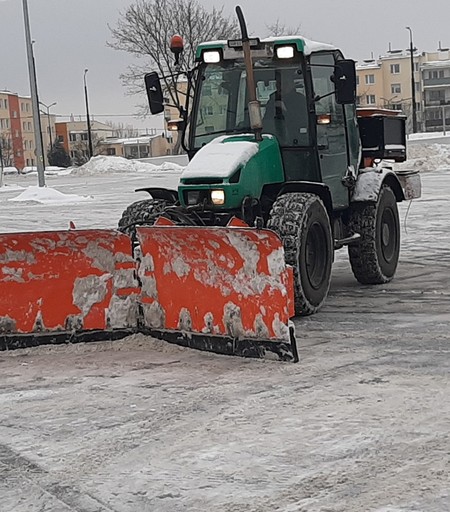 Traktor odśnieżający parking sklepowy