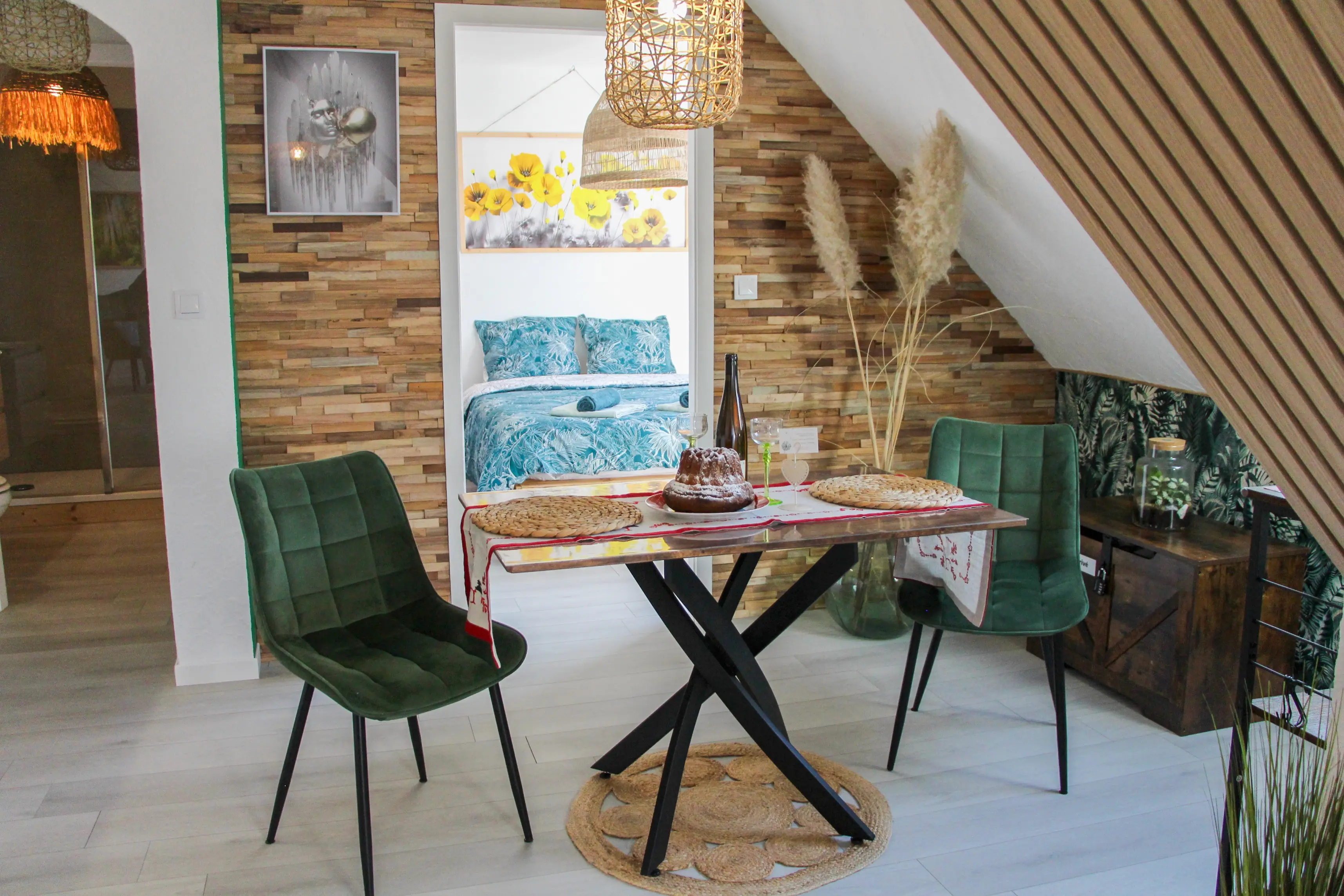 Pièce principale et chambre du gîte L'Obernai à Obernai – séjour en Alsace