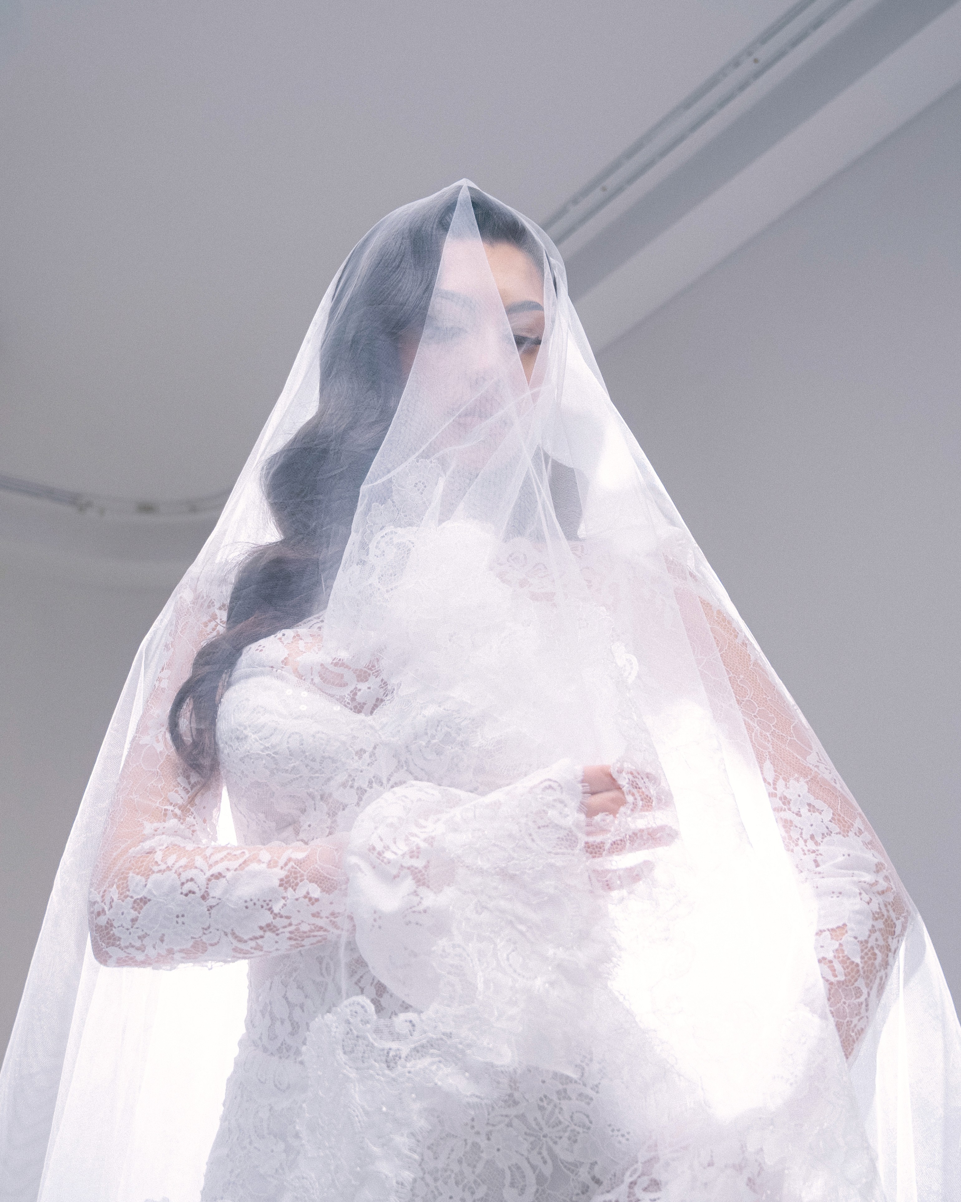 Portret alb-negru de mireasă cu voal și rochie sofisticată, fotografie editorială de nuntă în București